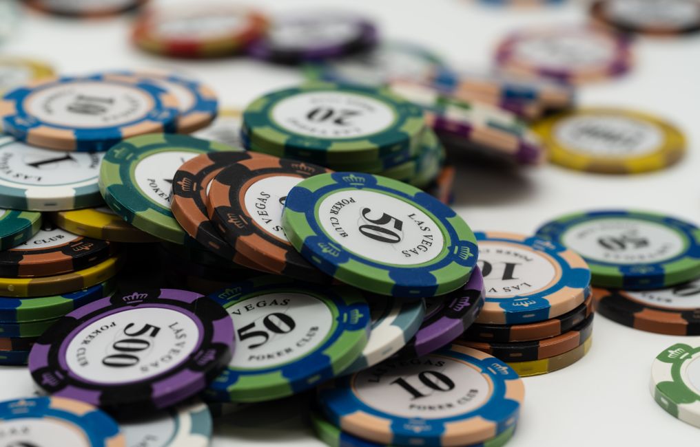 Online Casino: Spielautomaten und Live-Spiele im Überblick
