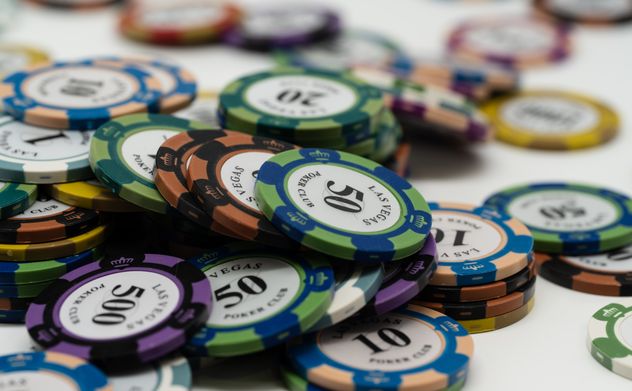 Casino Bonus verstehen: Betrag gegen Umsatzbedingungen im Glücksspiel