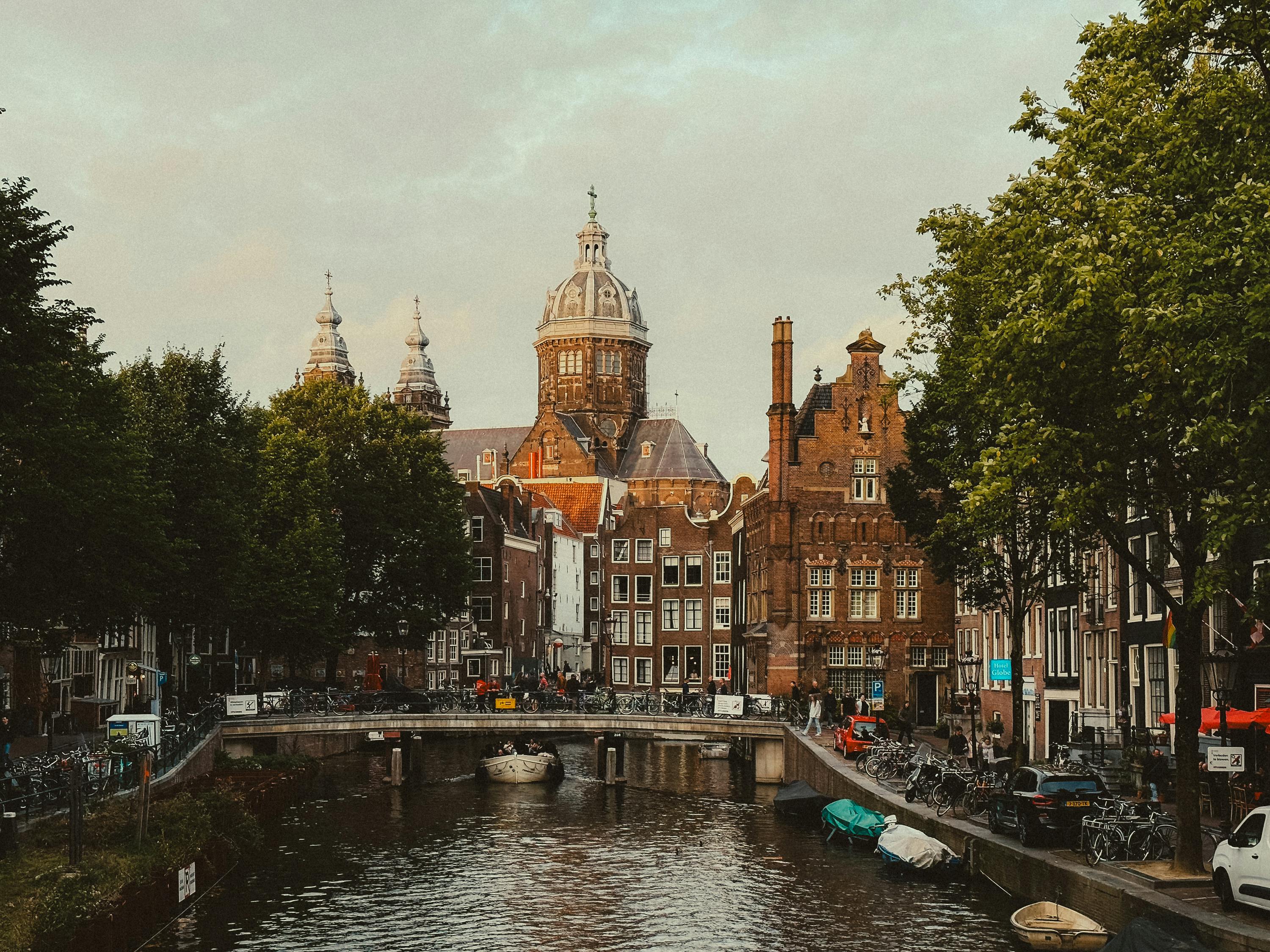 Amsterdam on a Dime: Budget Stays and Cost-Effective Car Rentals