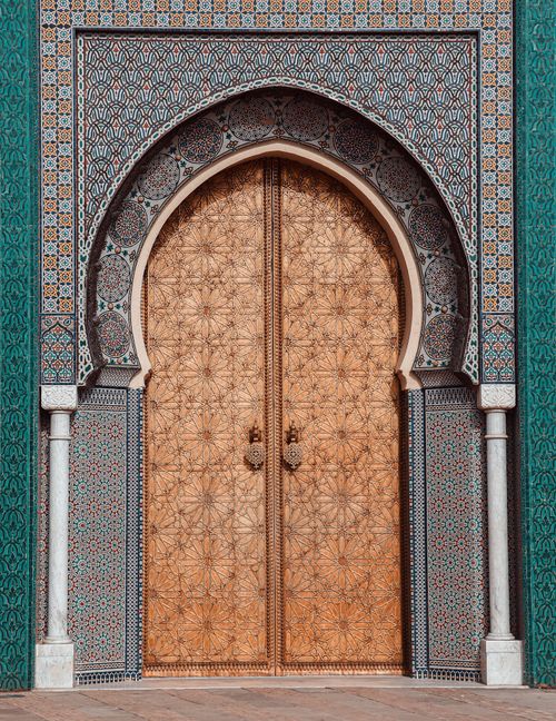 Free Elegant Moroccan door with intricate geometric patterns in Fes, Morocco. Stock Photo