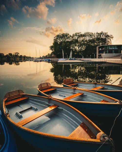 bezplatná Základová fotografie zdarma na téma čluny, jezero, kánoe Základová fotografie
