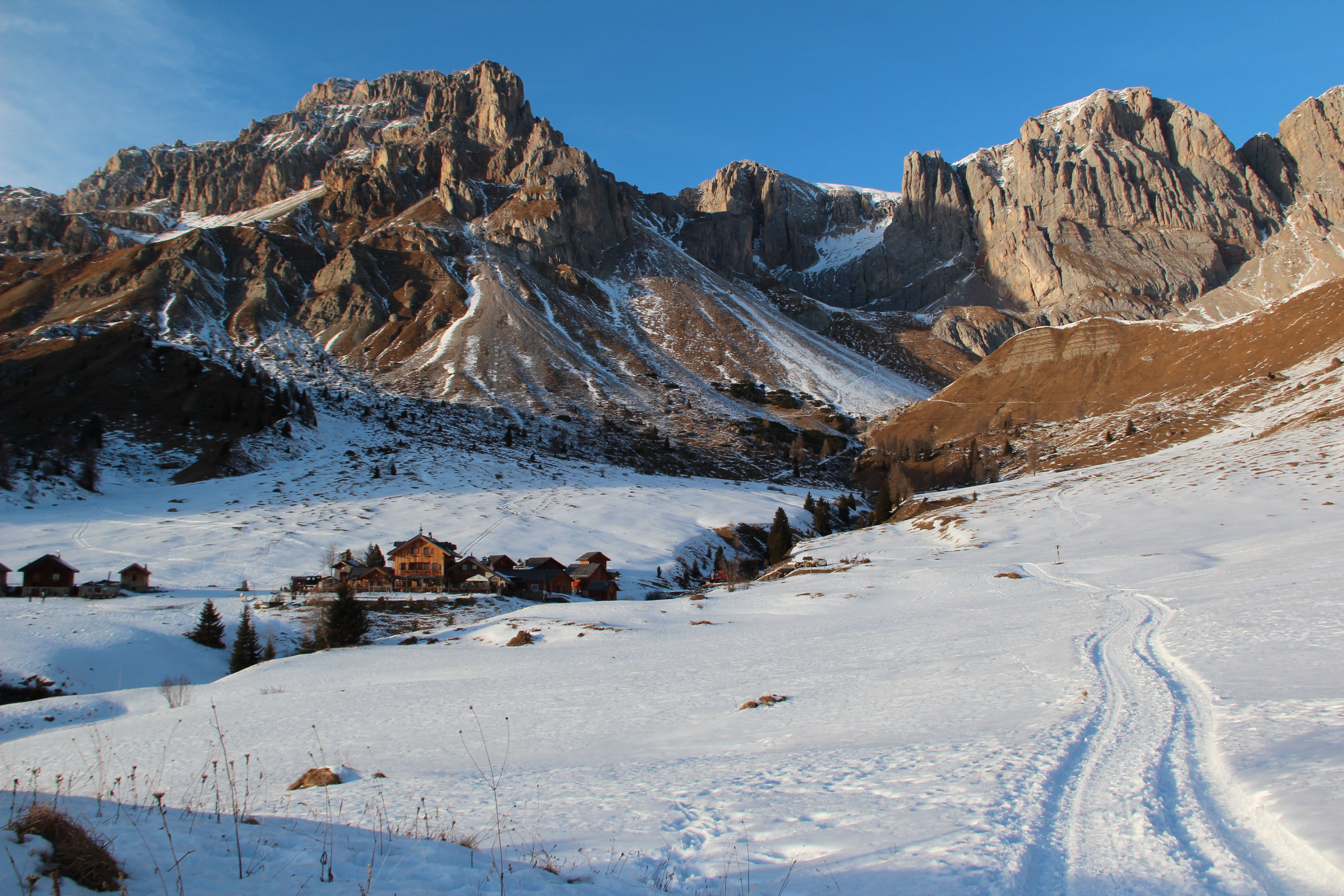 Scenic Alpine Winter Landscape with Snow · Free Stock Photo