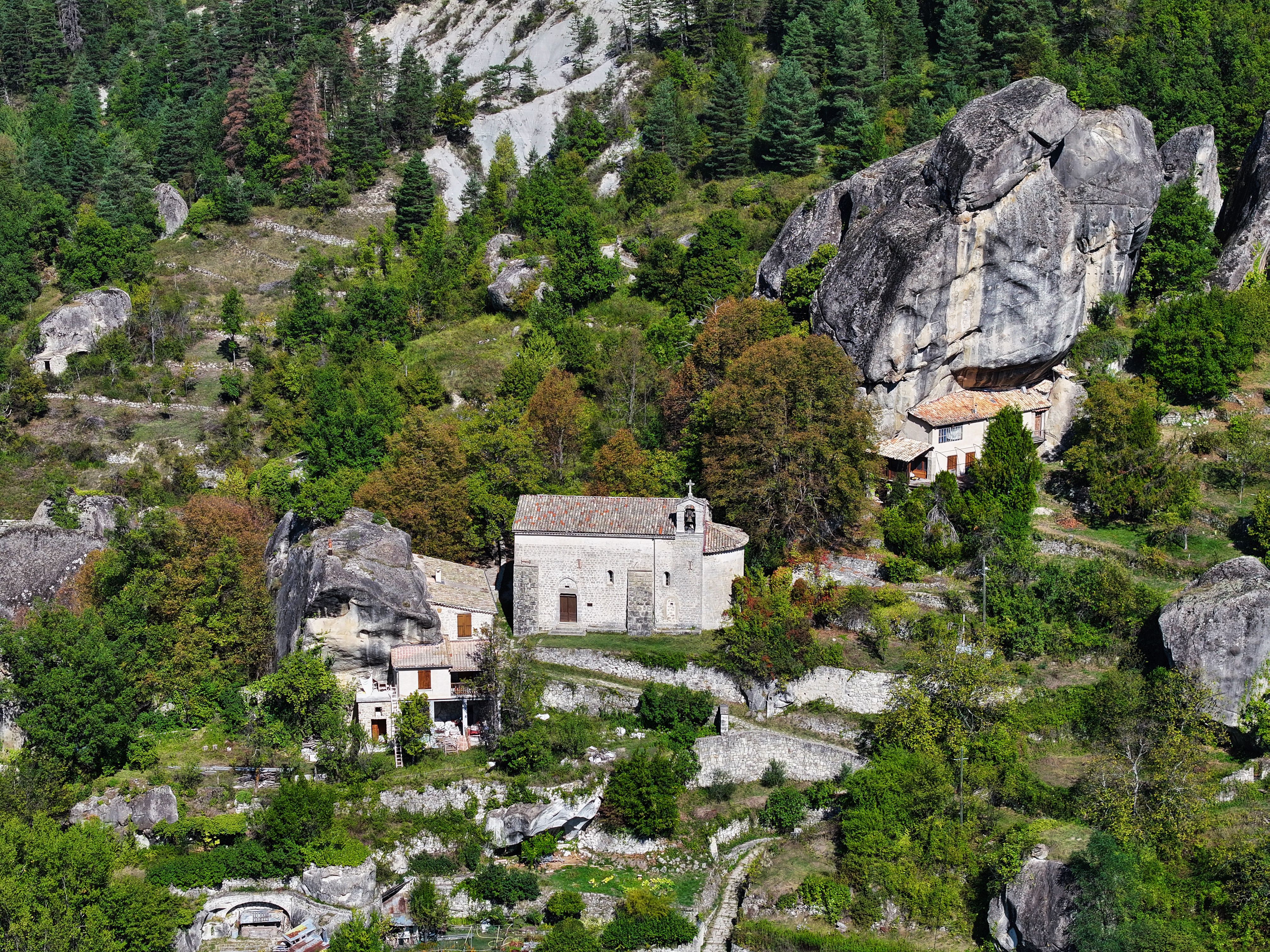 Le Secret des Pierres qui Murmurent dans la Vallée des Anciens : Quand les Rochers Révèlent des Voix