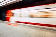 一辆现代列车快速驶过城市地铁站，留下了运动模糊的影像