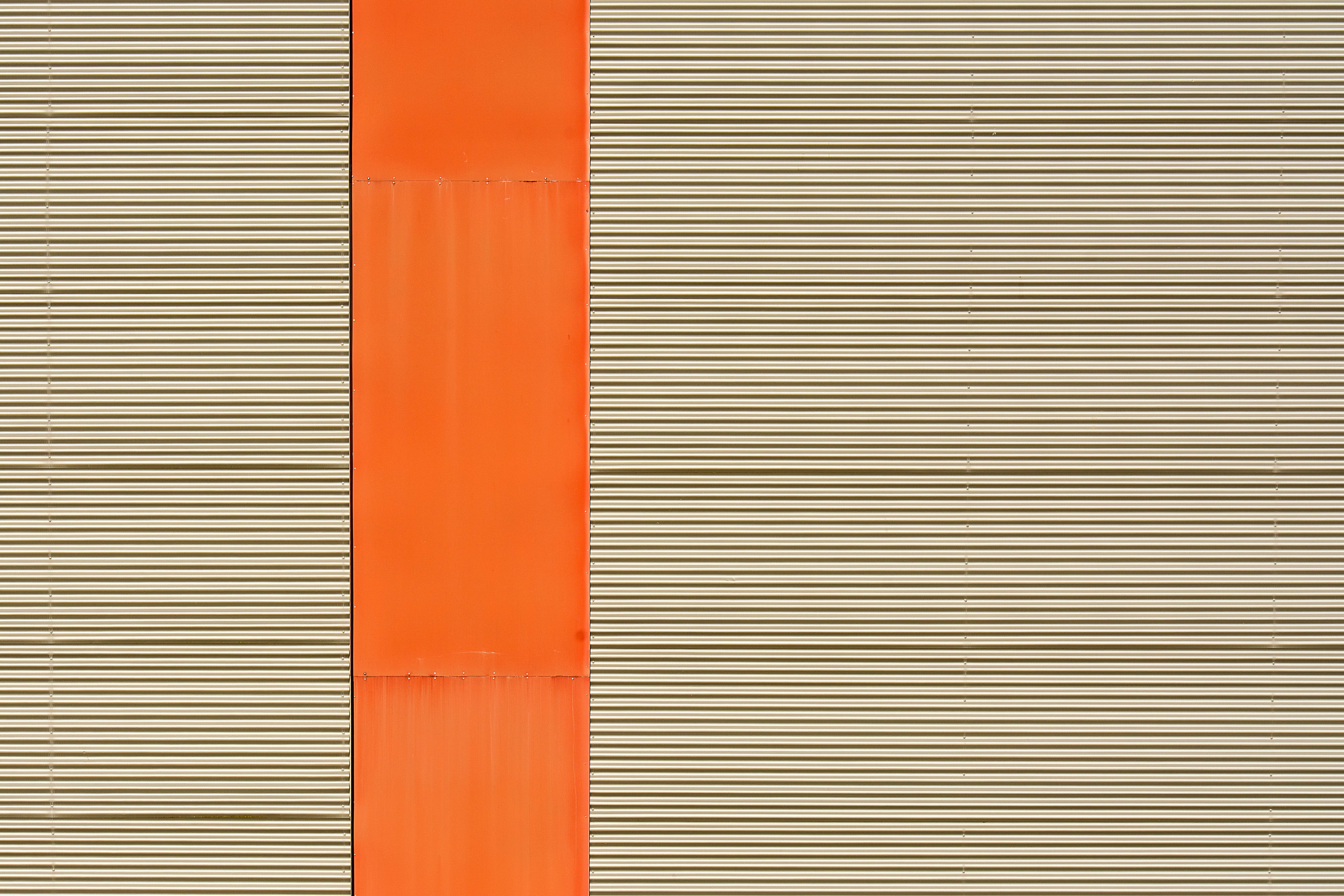 Gratuit Vedere abstractă a fațadei unei clădiri moderne, cu dungi verticale în portocaliu și bej. Fotografie de stoc