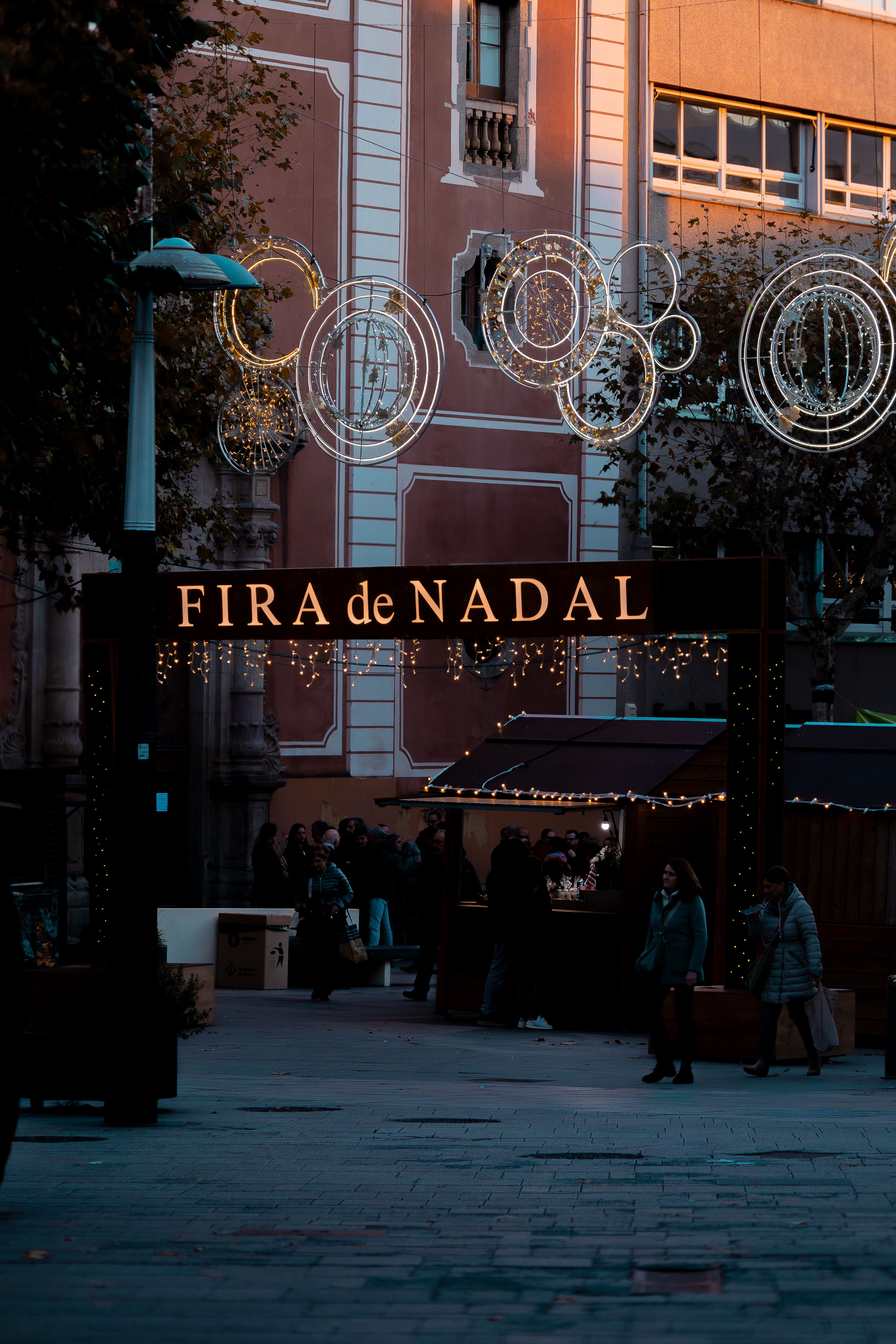 De franc Vista nocturna del vibrant mercat de Nadal de la Fira de Nadal adornat amb llums festives. Foto d'estoc