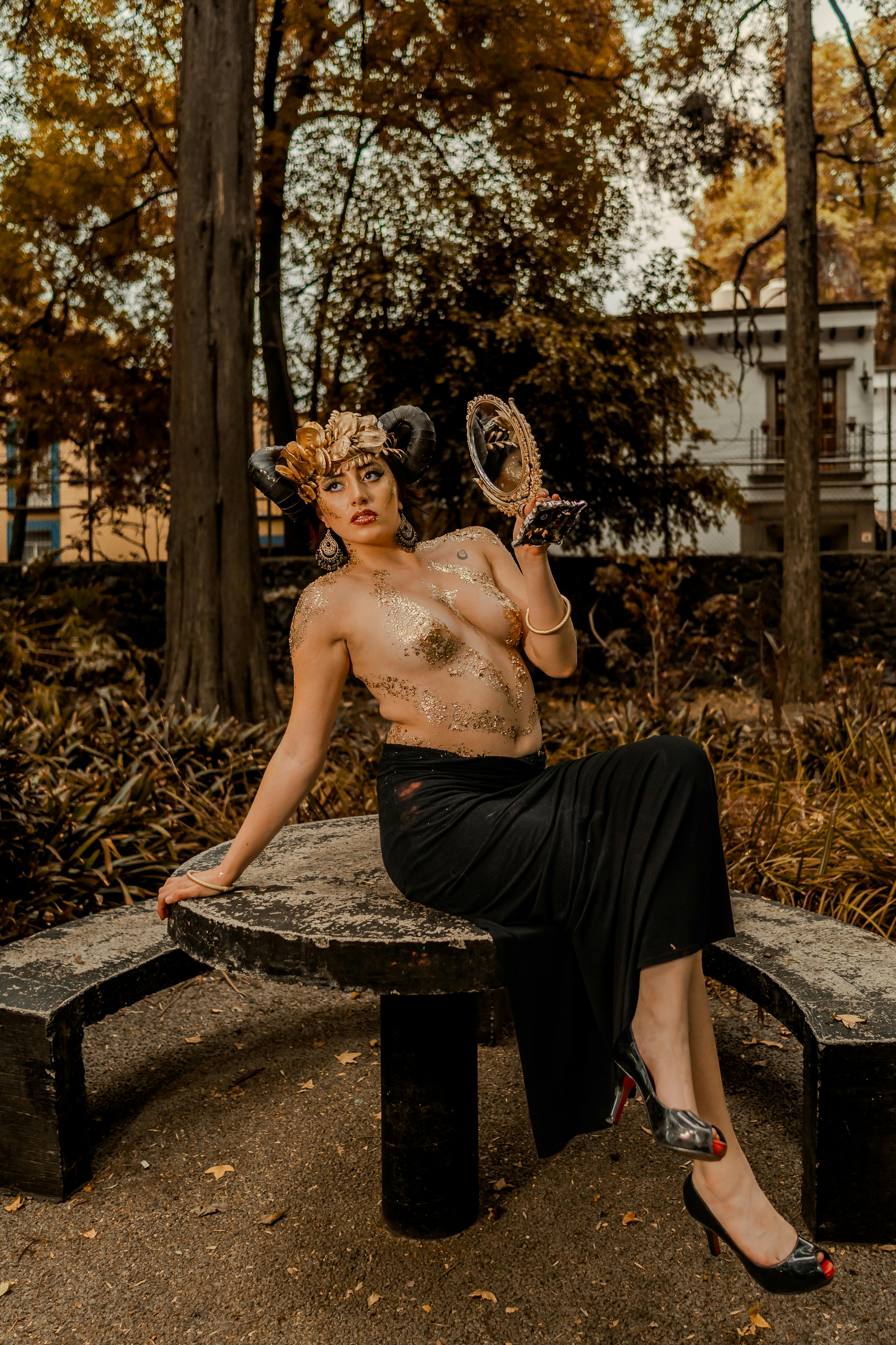 grátis Um retrato surreal de uma mulher com elementos de fantasia e terror ambientado em um parque. Foto profissional
