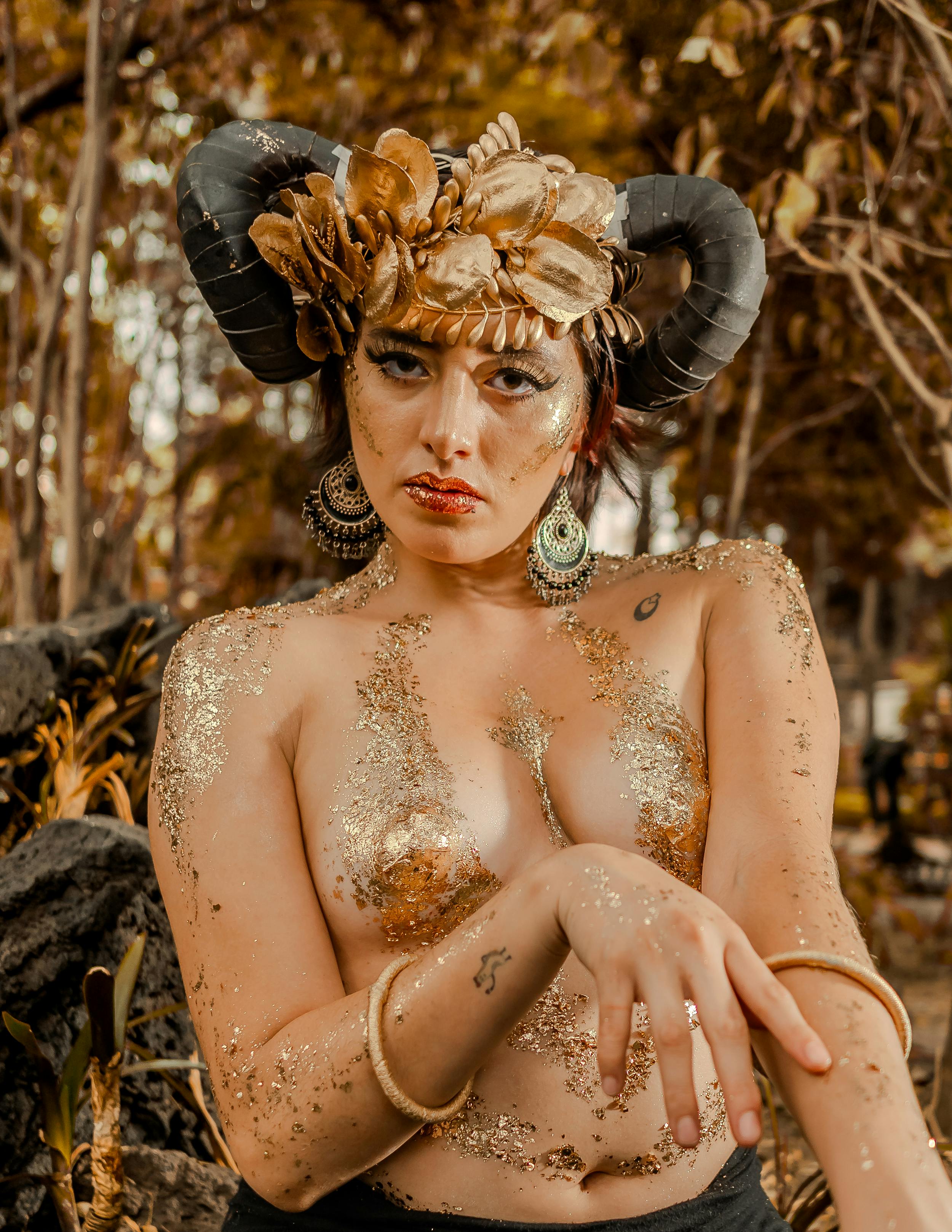 grátis Retrato artístico de uma mulher adornada com chifres e ouro, incorporando um tema surreal e fantástico. Foto profissional