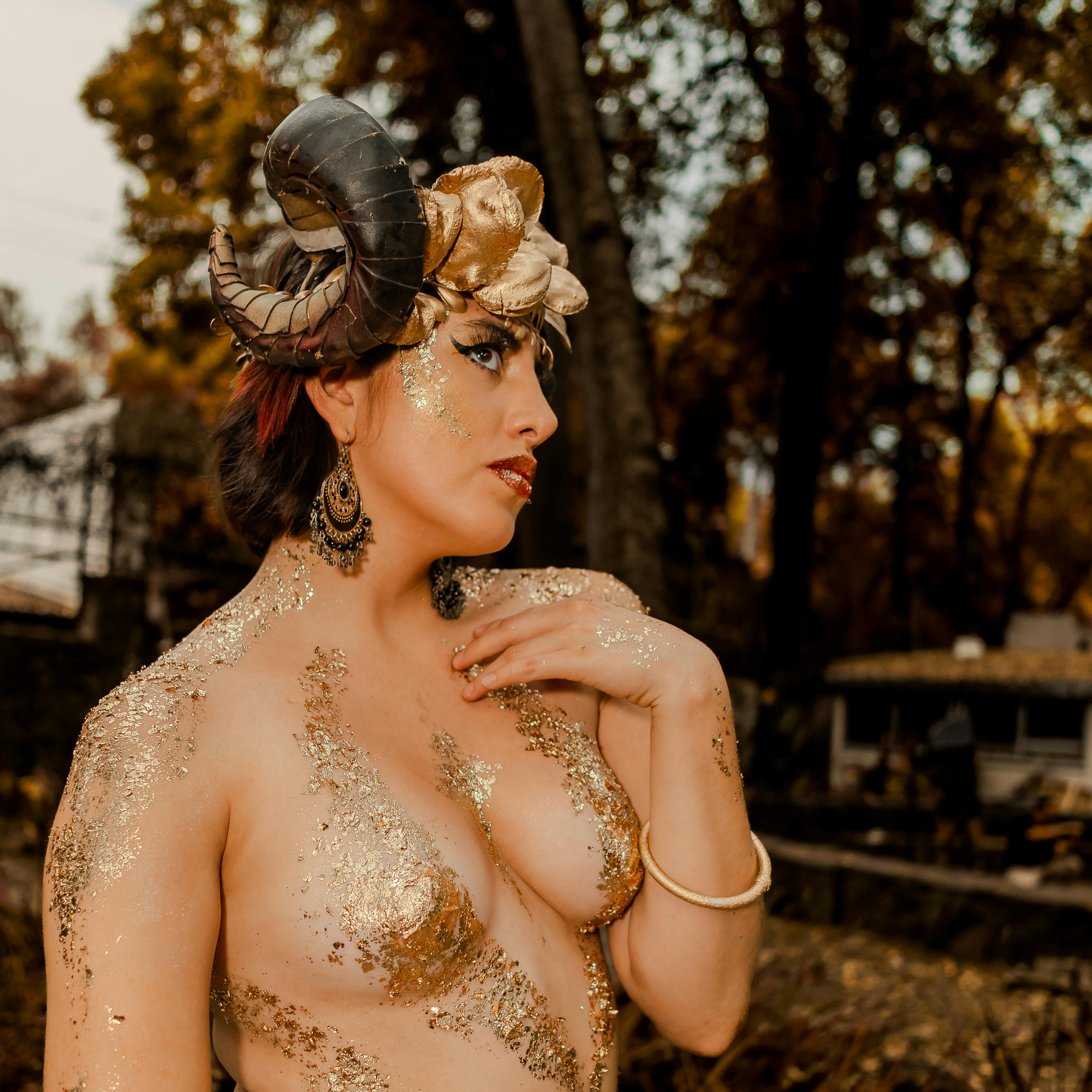 Gratuit Un portrait surréaliste captivant mettant en vedette une femme au maquillage fantastique et aux cornes, créant une atmosphère mystique. Photos