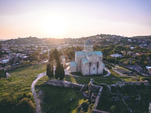 Старое здание посреди луга