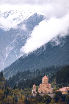 斯瓦内蒂地区薄雾笼罩的山脉间，可见梅斯蒂亚的一座教堂景色