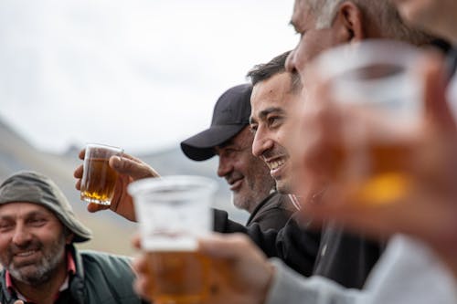 Foto Di Uomini Che Bevono Birra