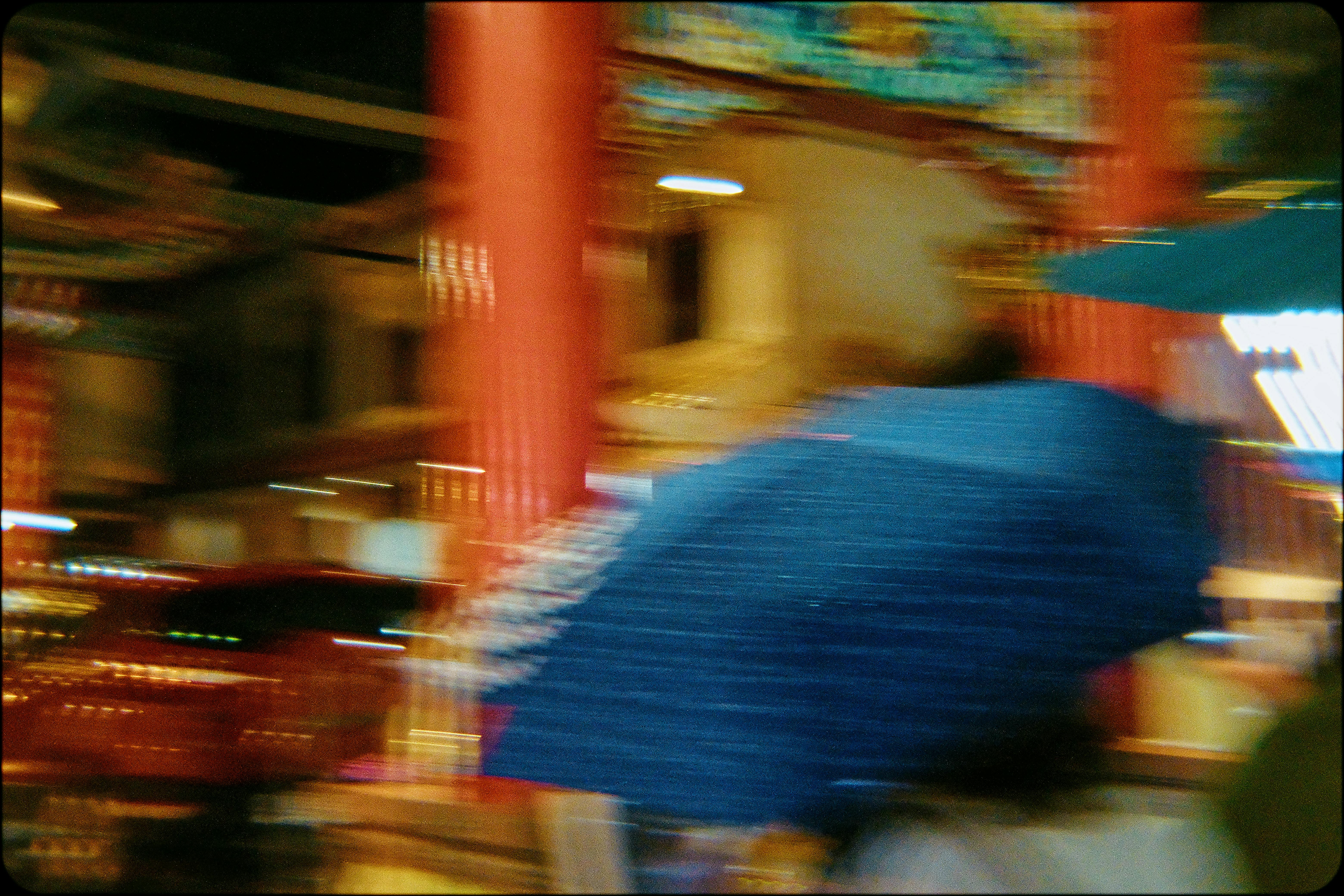 Gratis Kunstnerisk indtryk af en nat gadescene i Bangkok, der viser bevægelse og levende farver. Lagerfoto