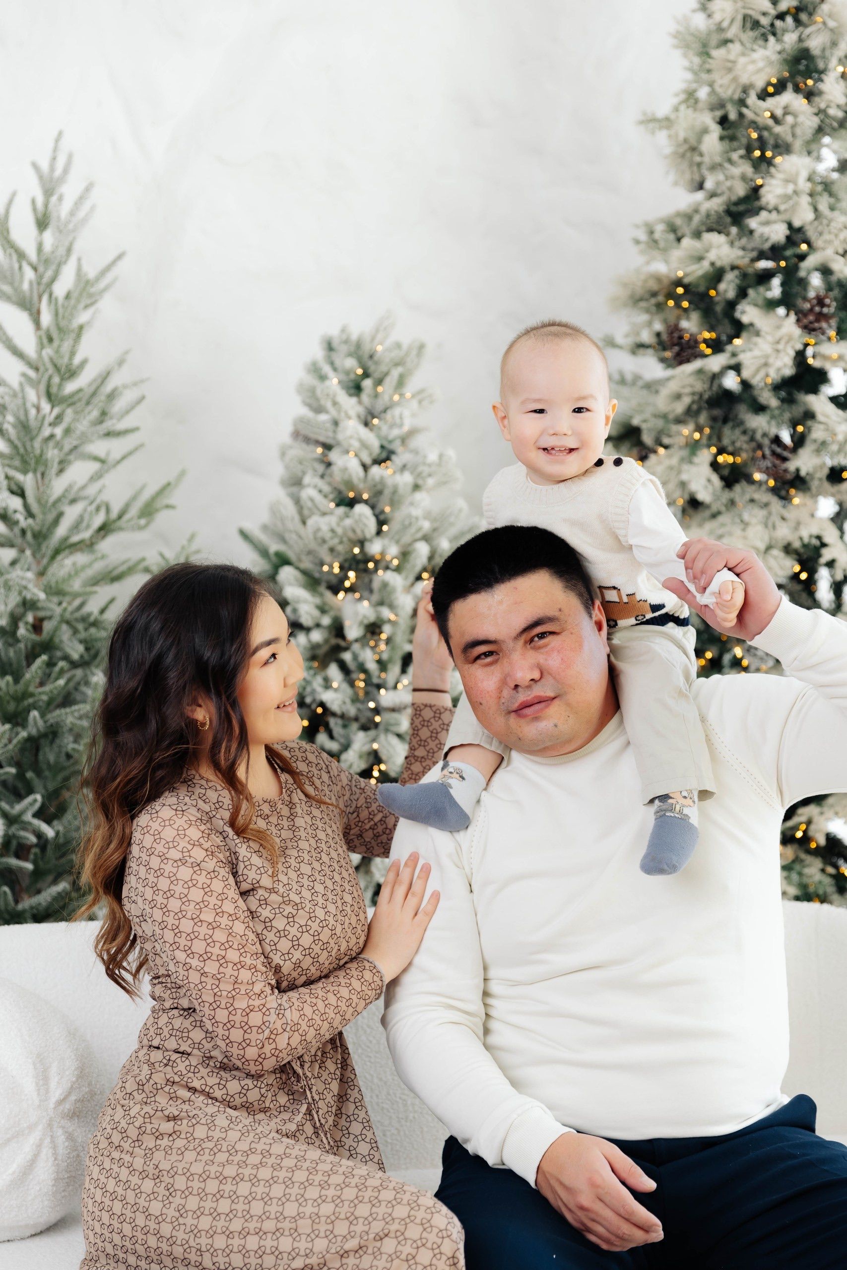 Familia Feliz Celebrando Juntos La Navidad · Foto de stock gratuita