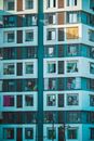 现代化公寓楼带阳台和玻璃窗的城市环境特写视图
