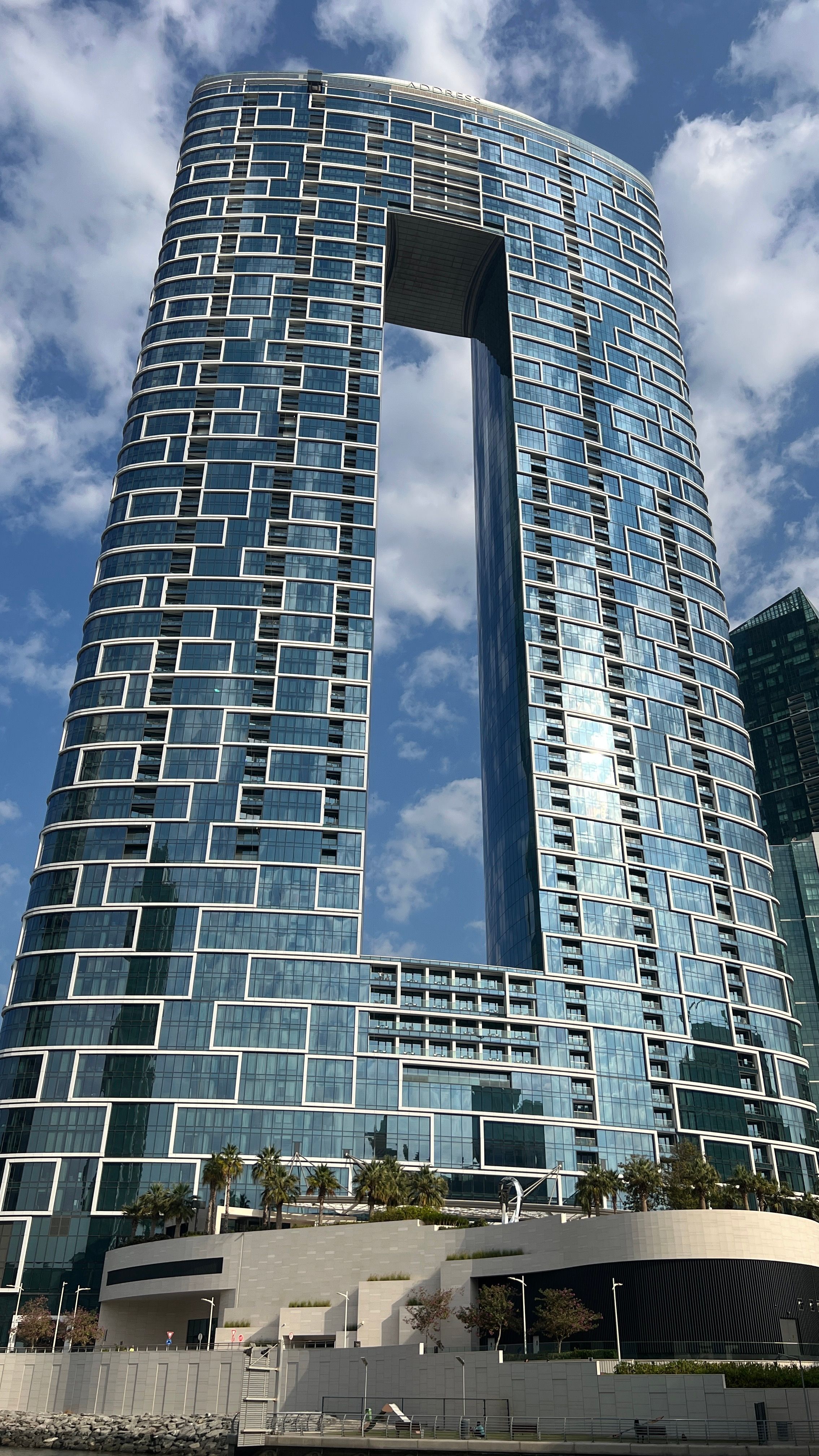 Zadarmo Ohromujúci pohľad na moderný mrakodrap v Dubaji s jedinečnou architektúrou. Fotka z fotobanky