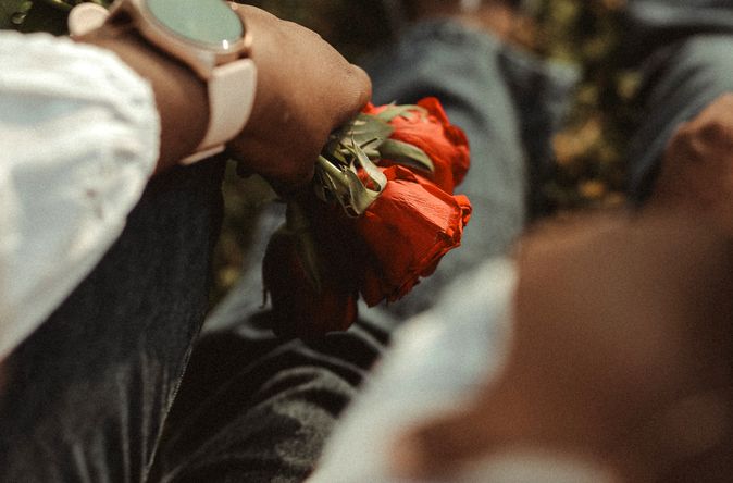 Online dating: starting a conversation on a niche platform
