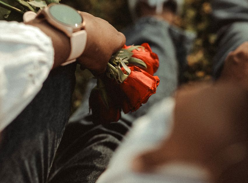 Online dating: starting a conversation on a niche platform