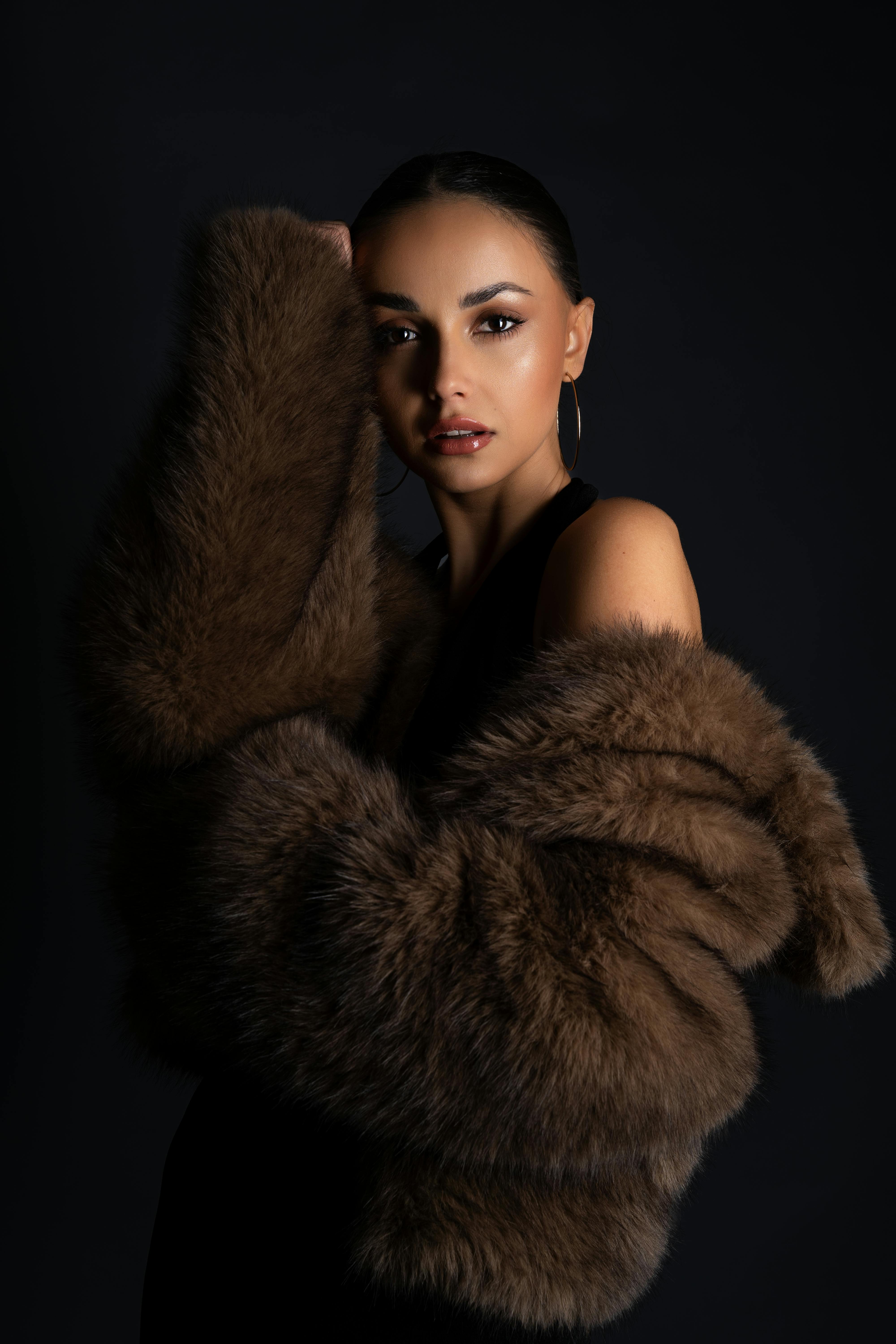 Bezpłatne Wyrafinowany portret modowy z szykownym futrem, ukazujący ponadczasową elegancję. Zdjęcie z galerii