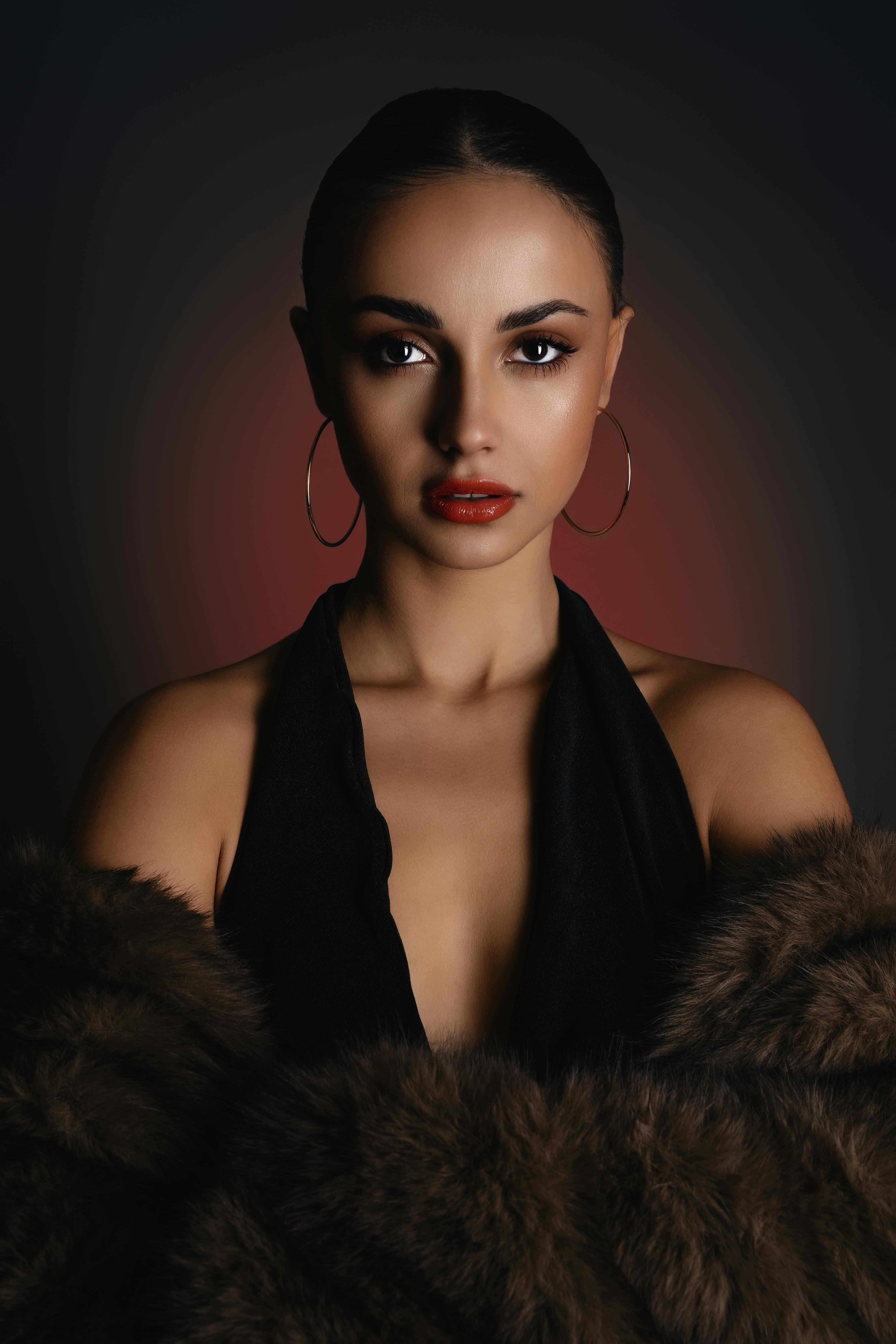 Bezpłatne Uderzający portret modelki w Londynie prezentującej elegancką modę i odważny styl. Zdjęcie z galerii