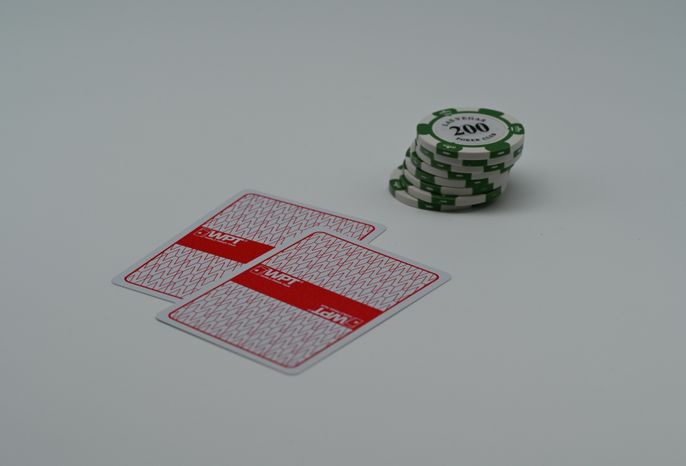 Glücksspiellimits im deutschen Markt mit Euro-Symbolen und Spielkarten