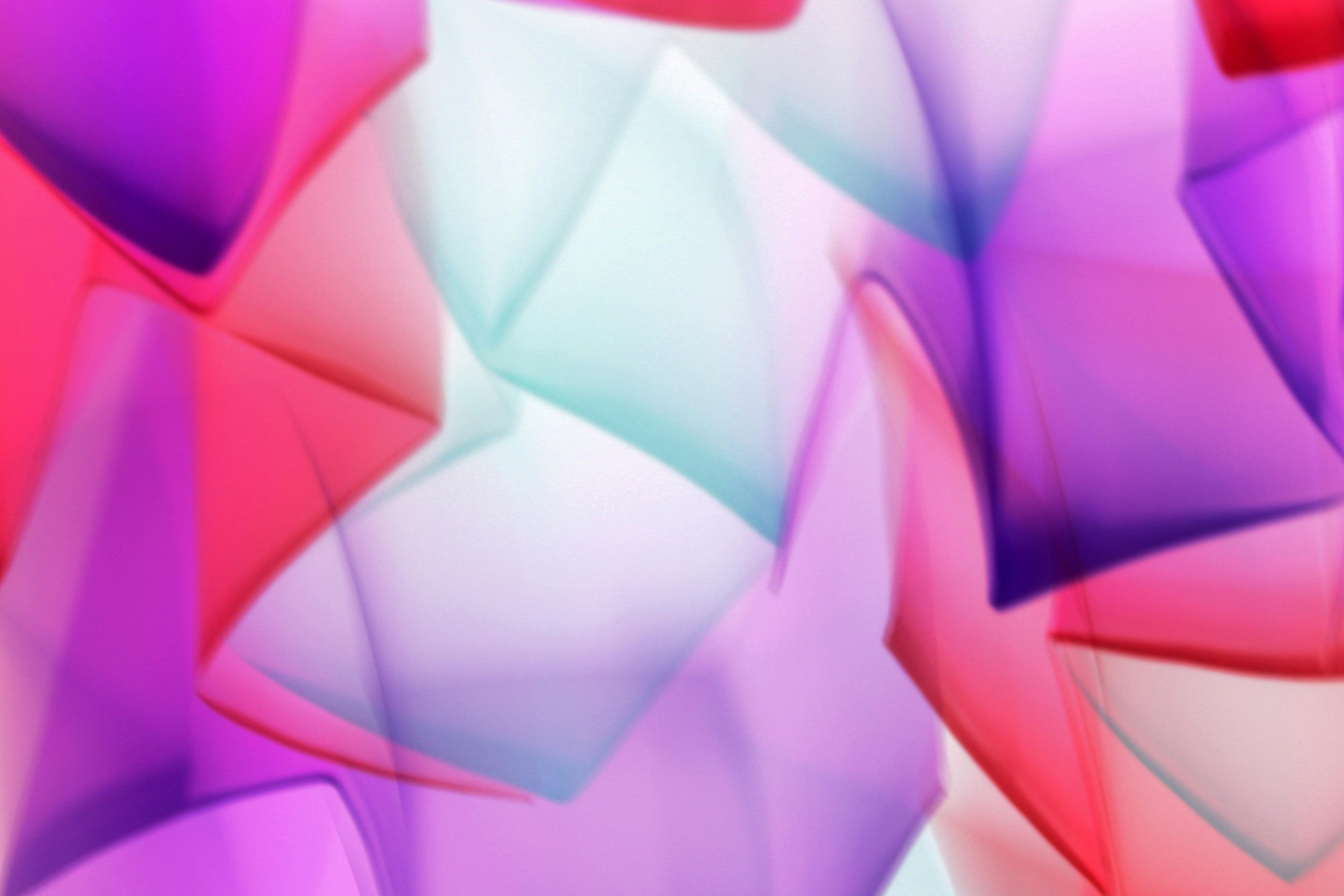 bezplatná Živý abstraktní obraz barevných geometrických tvarů, vytvářející dynamický vizuální efekt. Základová fotografie