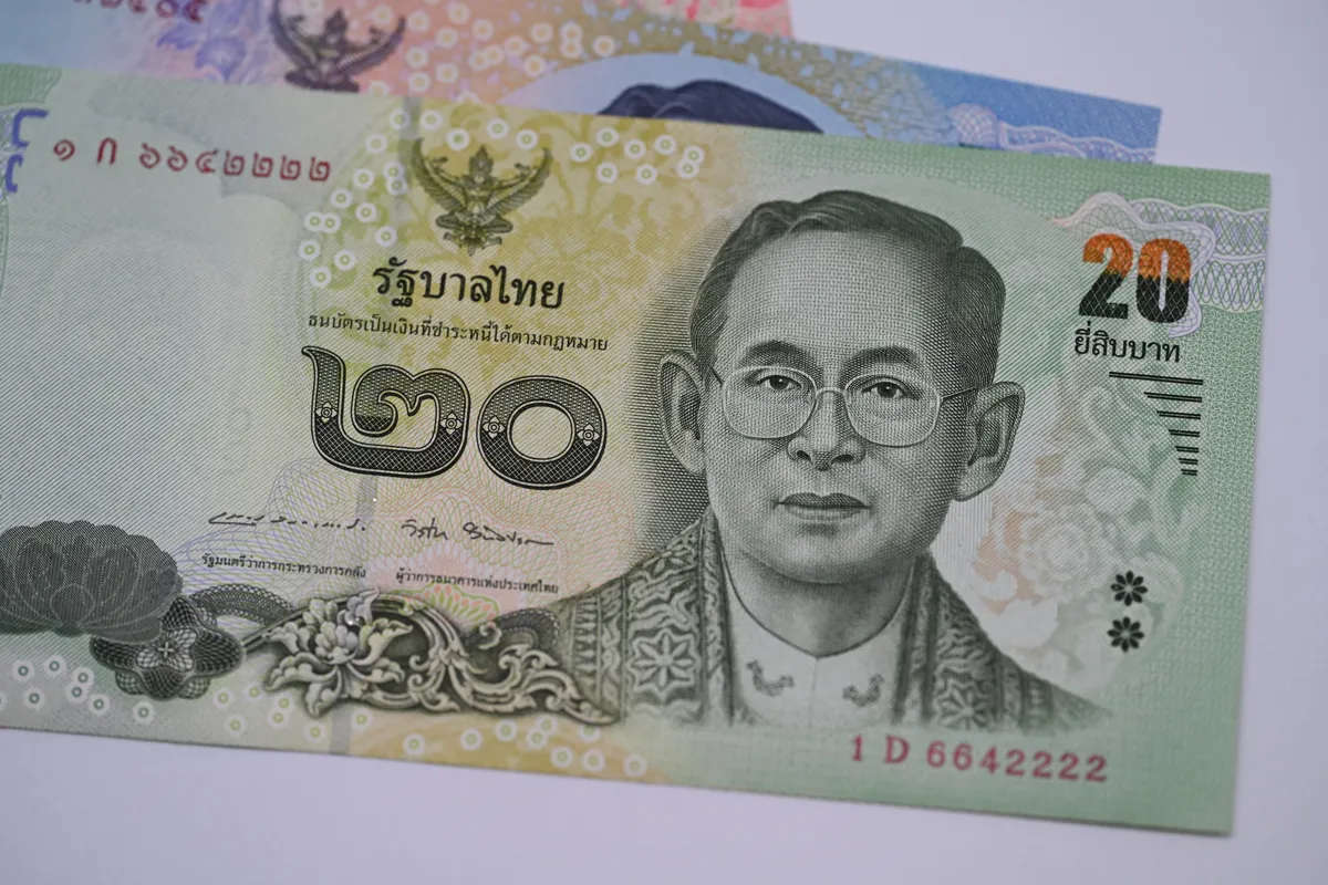 Close-up uang kertas Baht Thailand 20 senilai pecahan kecil mata uang lokal untuk turis