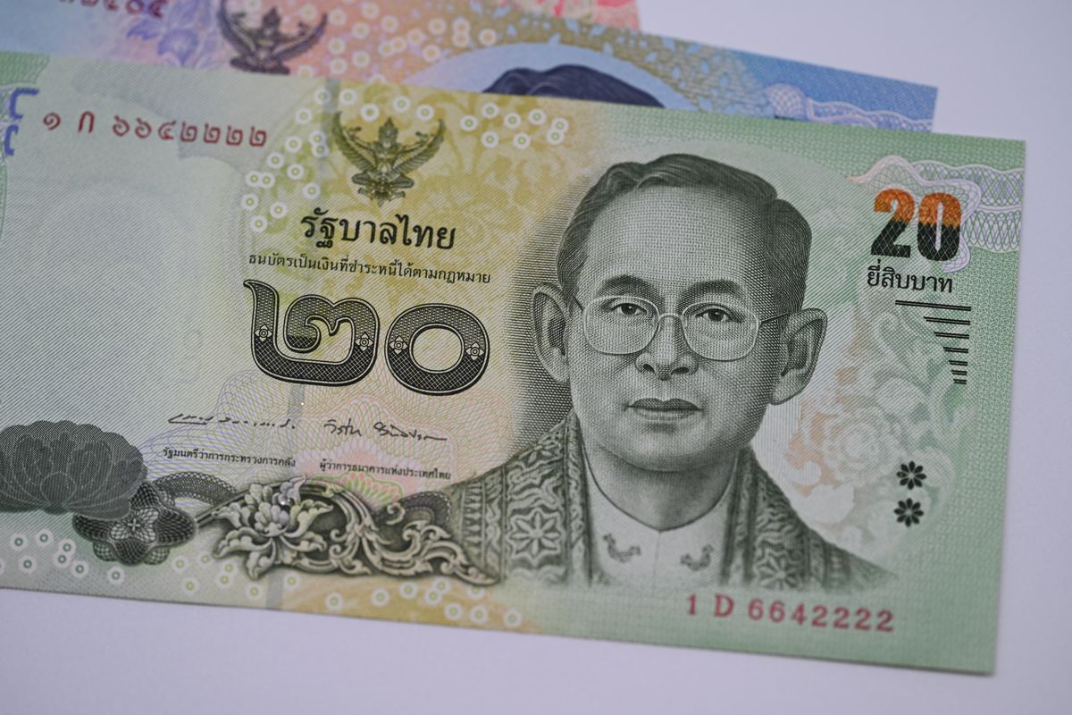 Close-up uang kertas Baht Thailand 20 senilai pecahan kecil mata uang lokal untuk turis