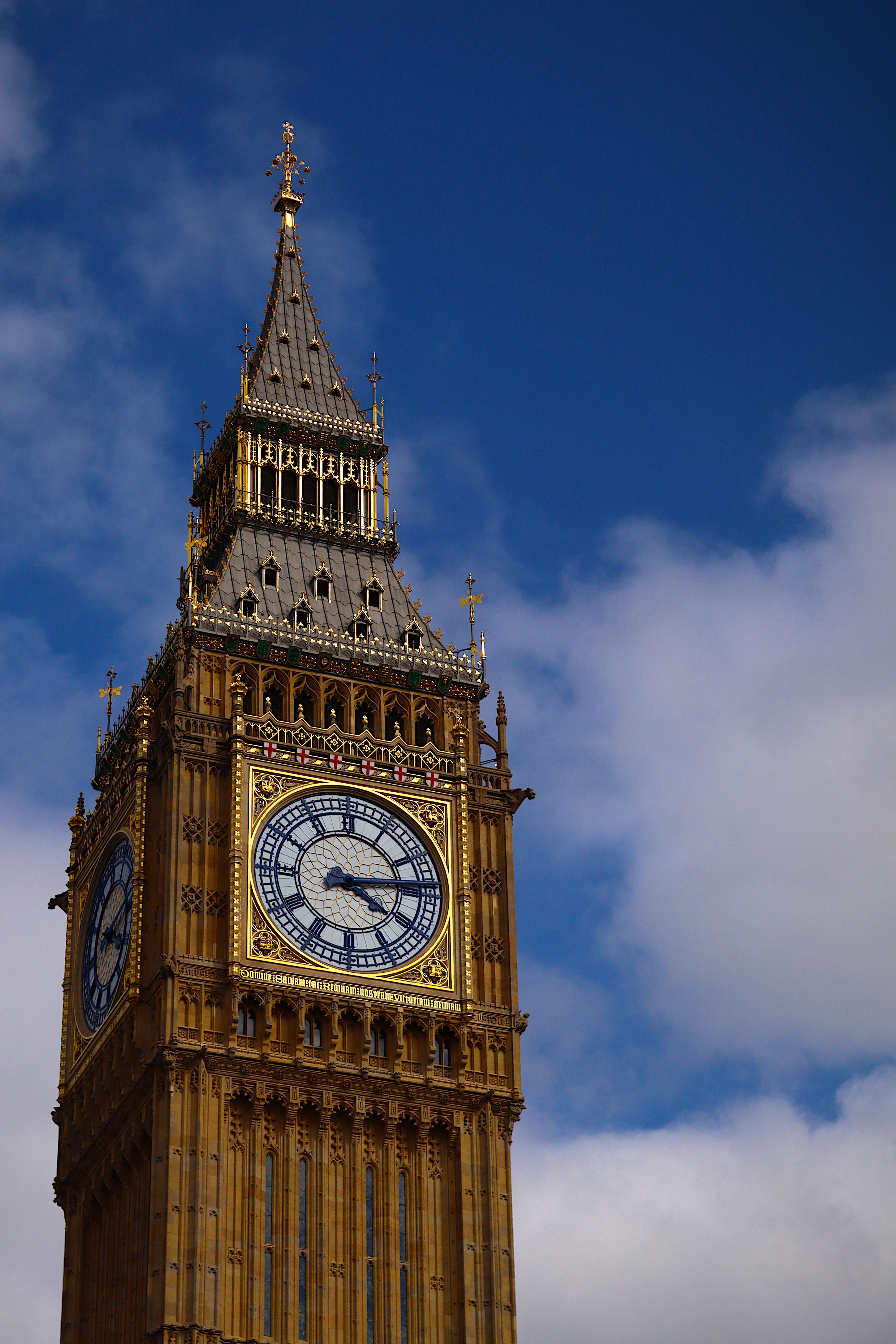 Big Ben Under a Clear Blue Sky in London · Free Stock Photo