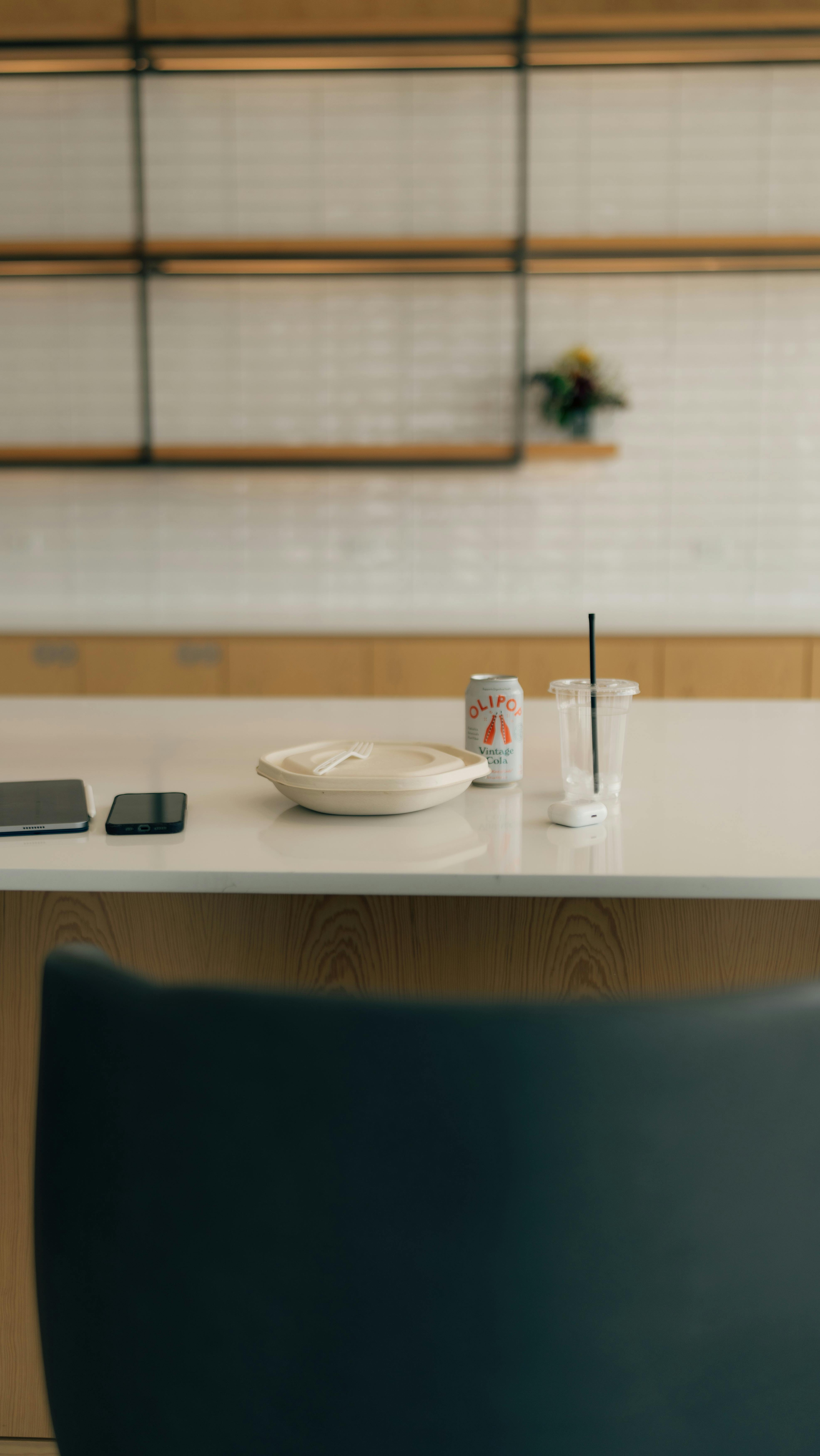 免费 现代厨房，配有带电话的台面、LaCroix 罐子和餐具。 素材图片