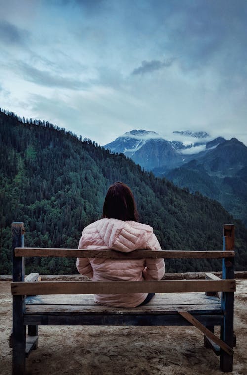 Kostnadsfri bild av asiatisk kvinna, berg, ensam