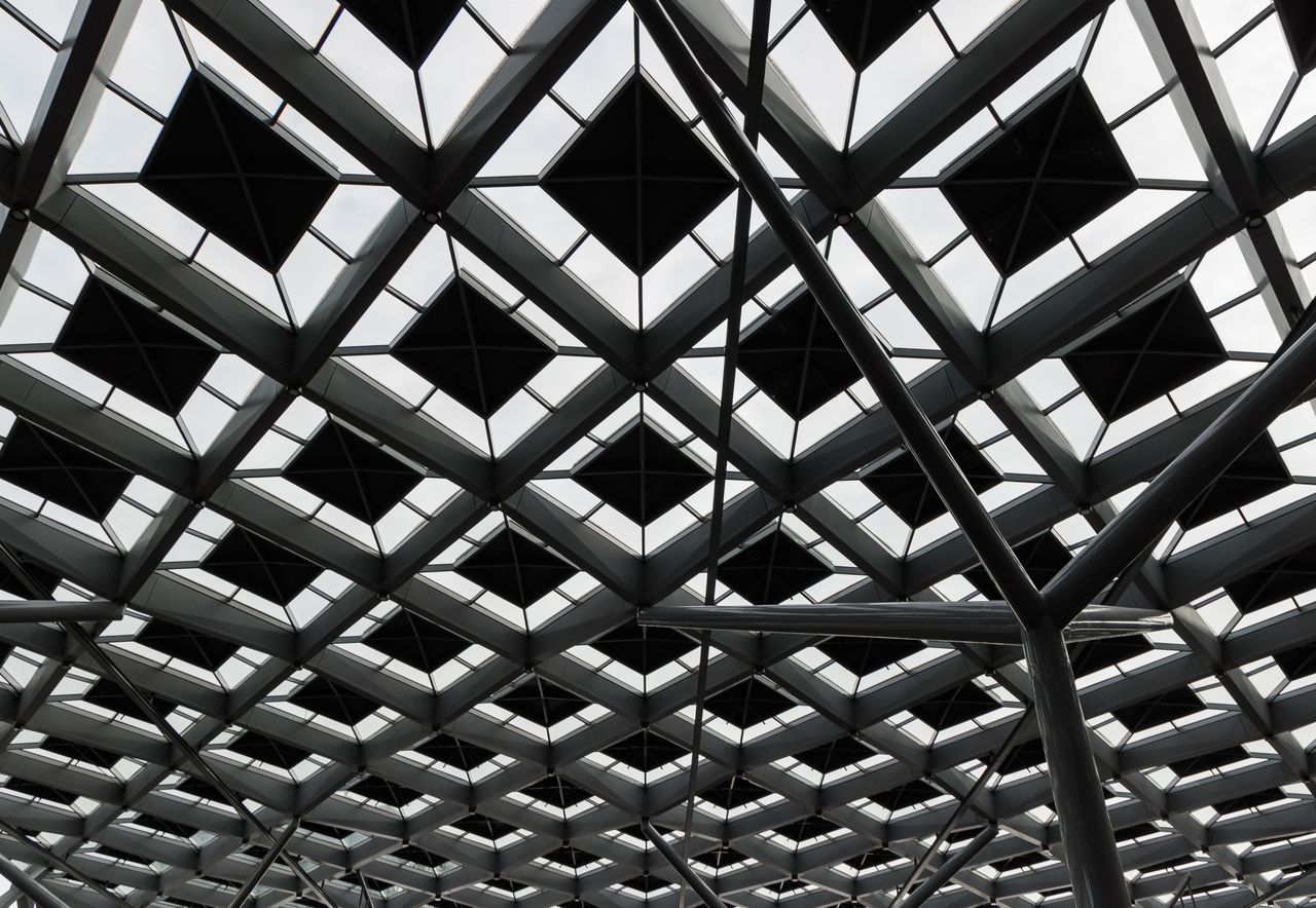 intricate geometric patterns on the modern roof of the hague central s