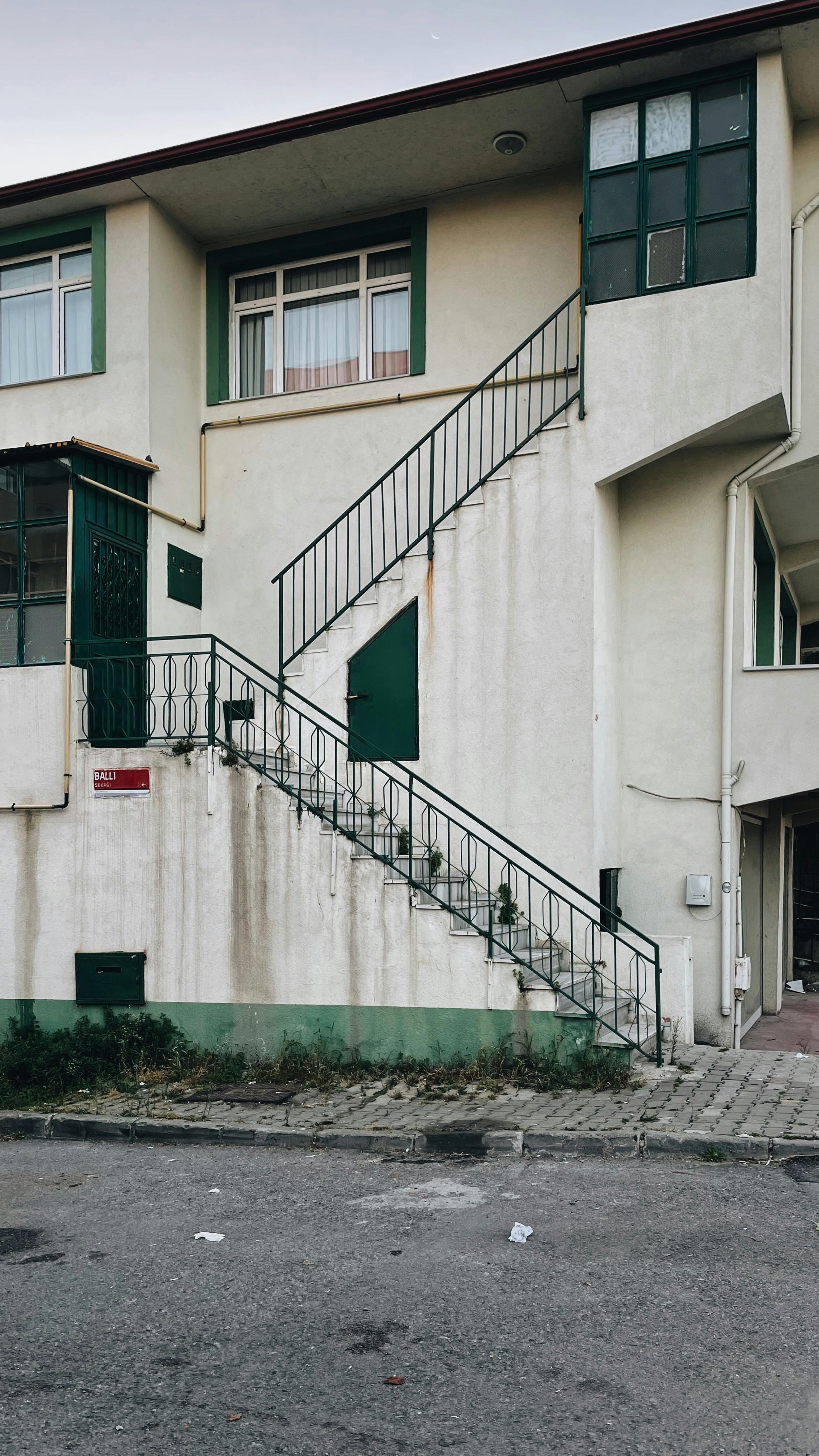 Locuitorii din Rahova se pot întoarce treptat în apartamente după explozie; accesul în scara afectată rămâne interzis.