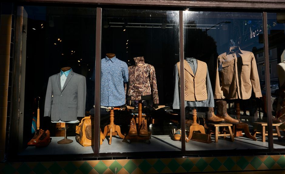 que es marketing digital y para que sirve, Dueña de tienda de ropa atendiendo a una clienta en su local