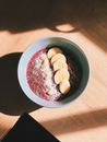这碗铺着香蕉片和腰果的活力冰沙，非常适合作为健康早餐