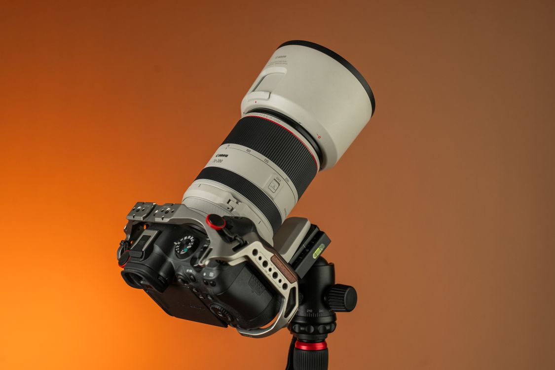 Professional DSLR Camera with Telephoto Lens on Tripod · Free Stock Photo