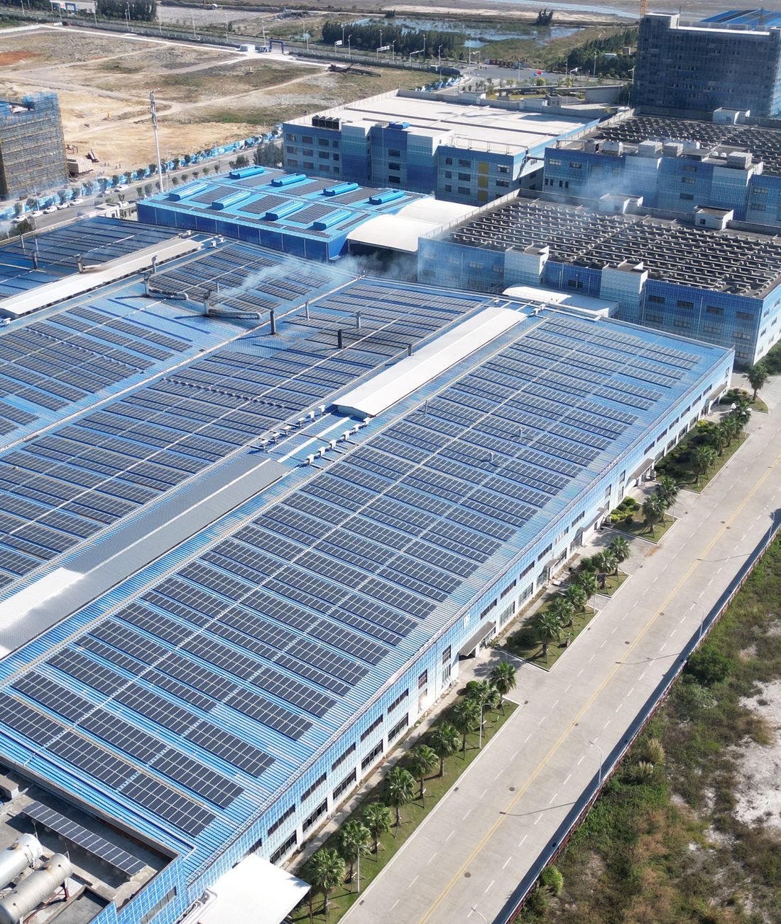 Vue aérienne de panneaux solaires installés sur une toiture de bâtiment industriel