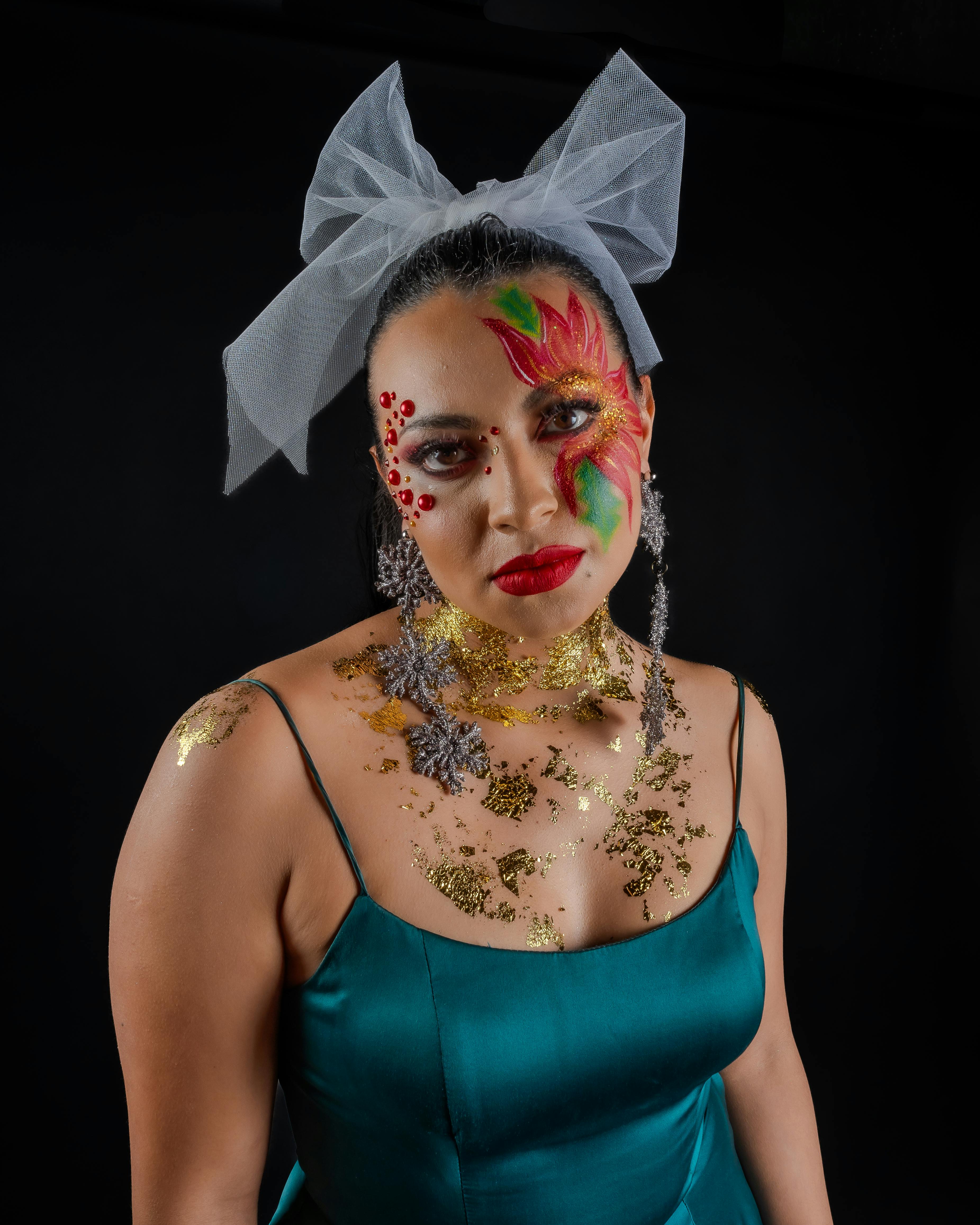 Ücretsiz Koyu bir arka plan üzerinde canlı makyajlı ve benzersiz stile sahip kadının zarif portresi. Stok Fotoğraflar