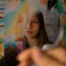 巧妙的构图描绘了一位女性透过棱镜凝视的画面，使室内充满活力