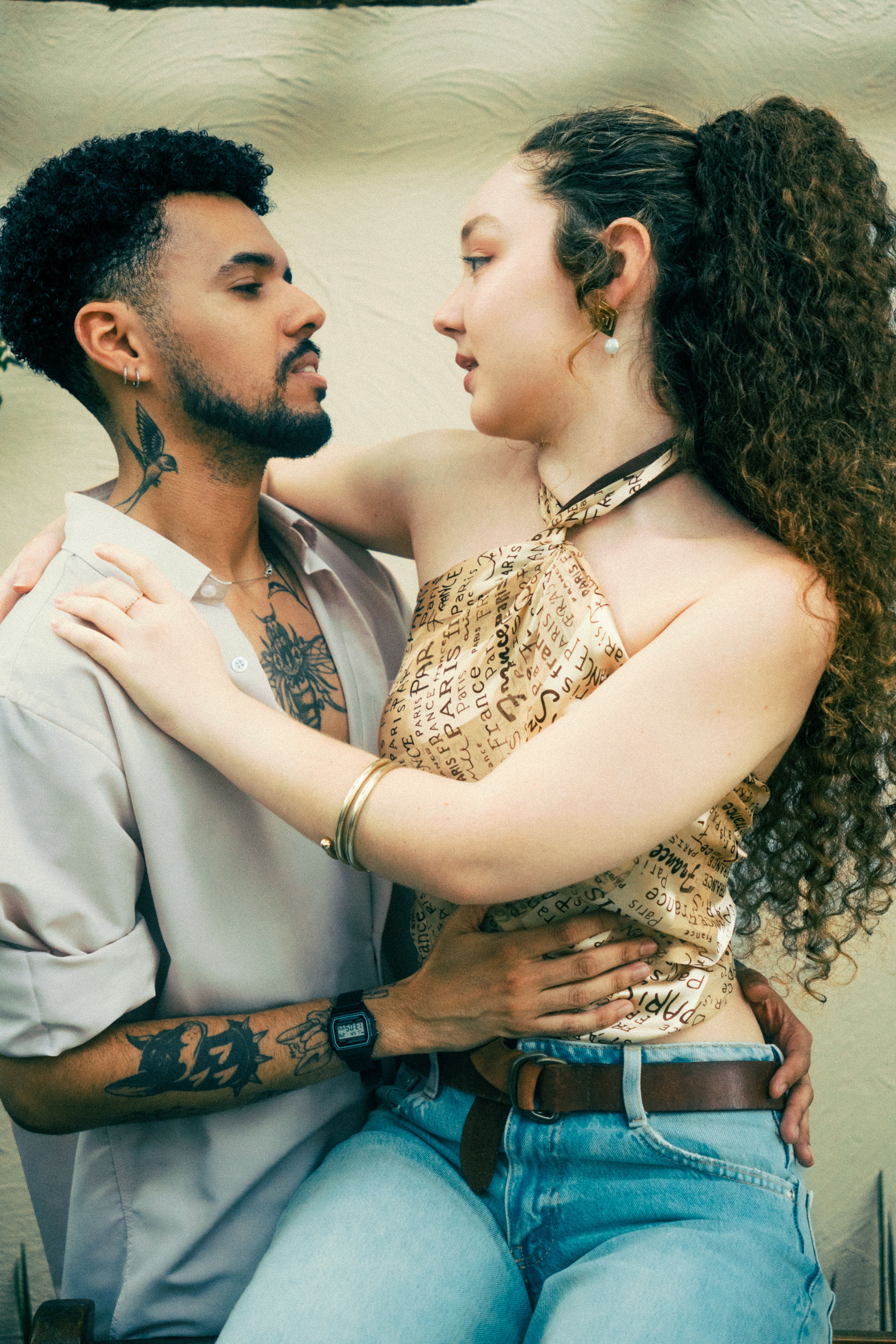 Pareja Romántica Abrazándose Con Tatuajes Y Rizos · Foto de stock gratuita