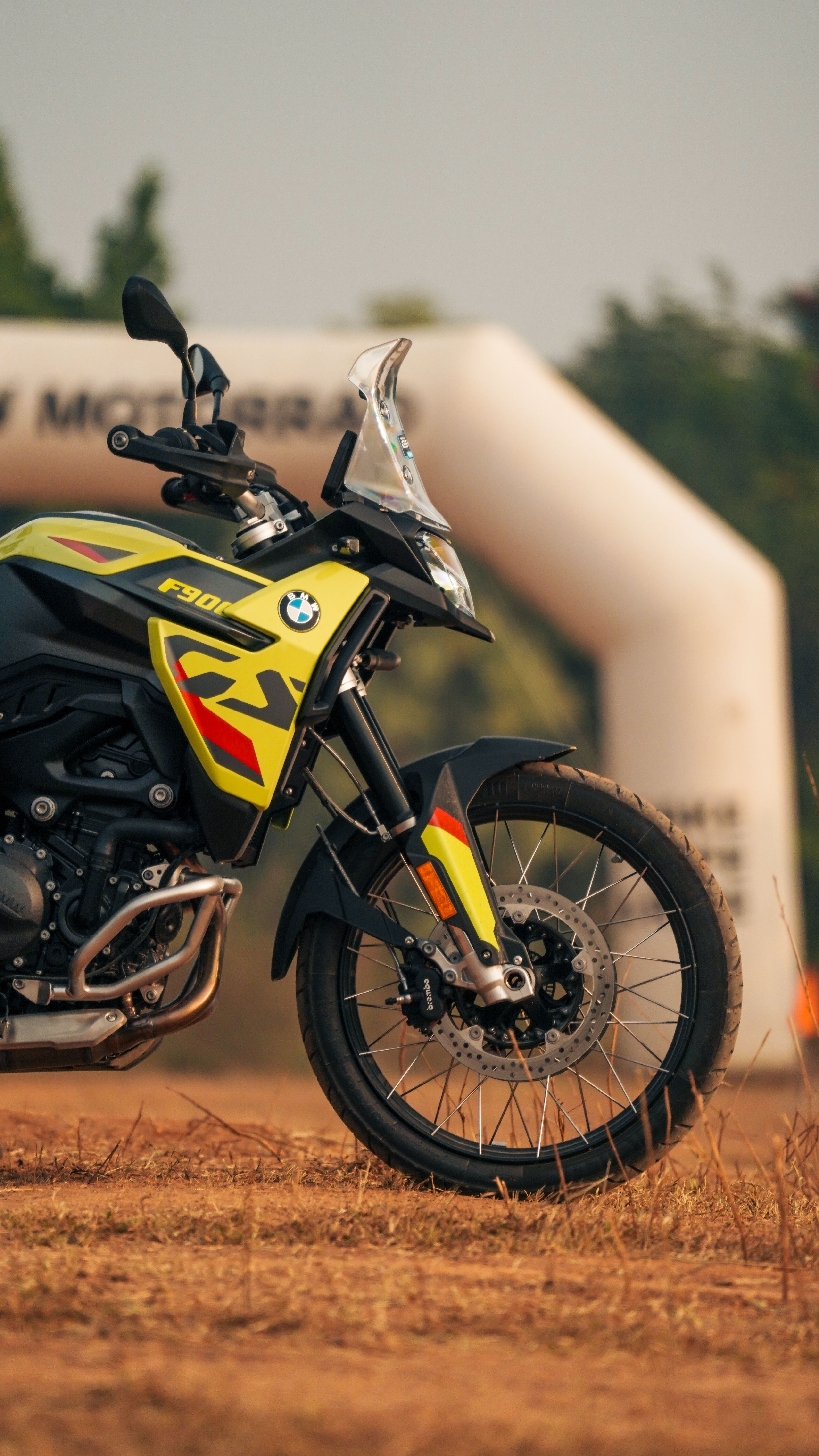 essai BMW F900GS — Vue trois-quarts avant de la BMW F 900 GS en livrée Sao Paulo Yellow, à l'arrêt sur route ouverte