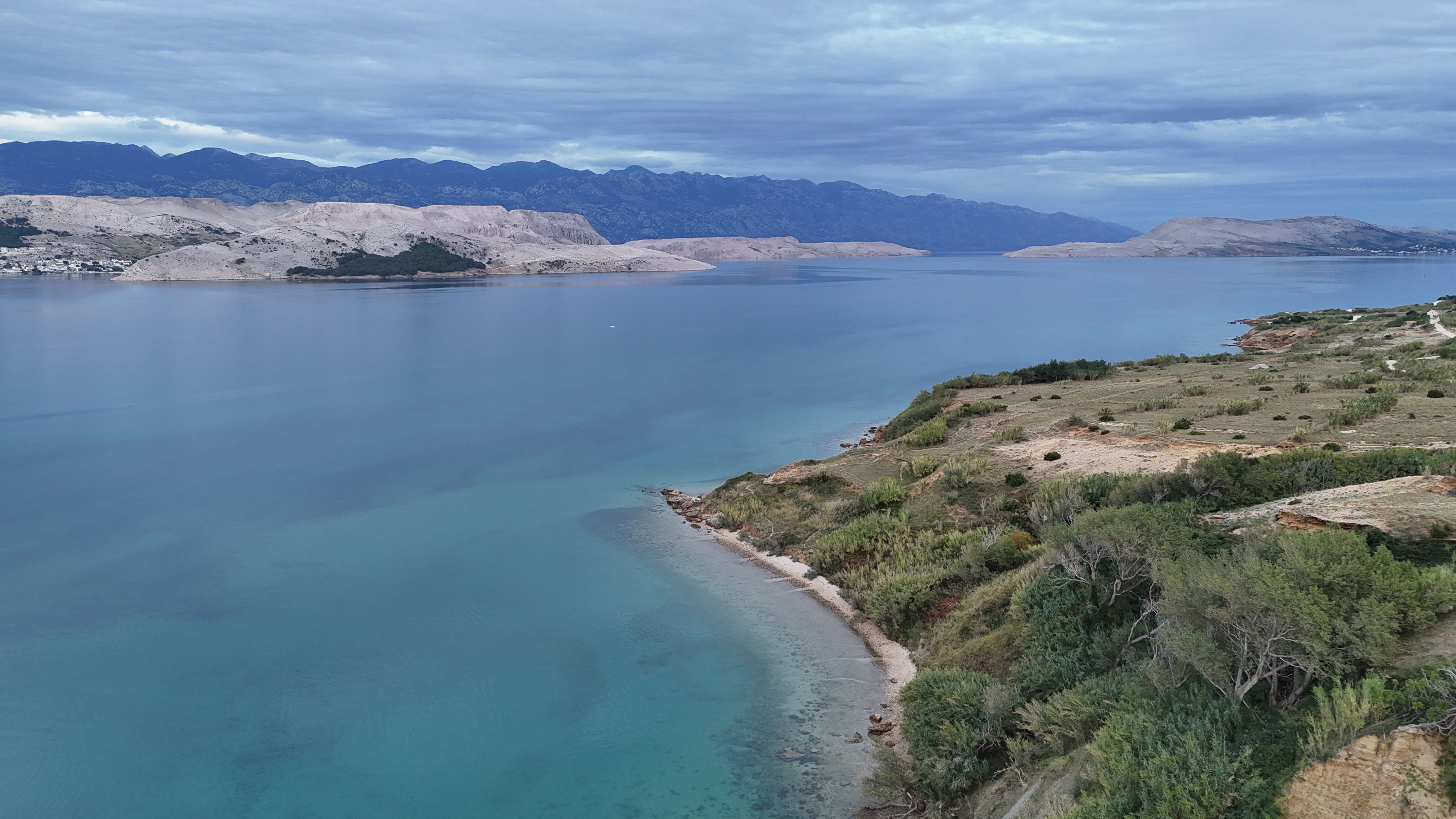Prekrasna tropska plaža sa bijelim pijeskom i bistre plave vode