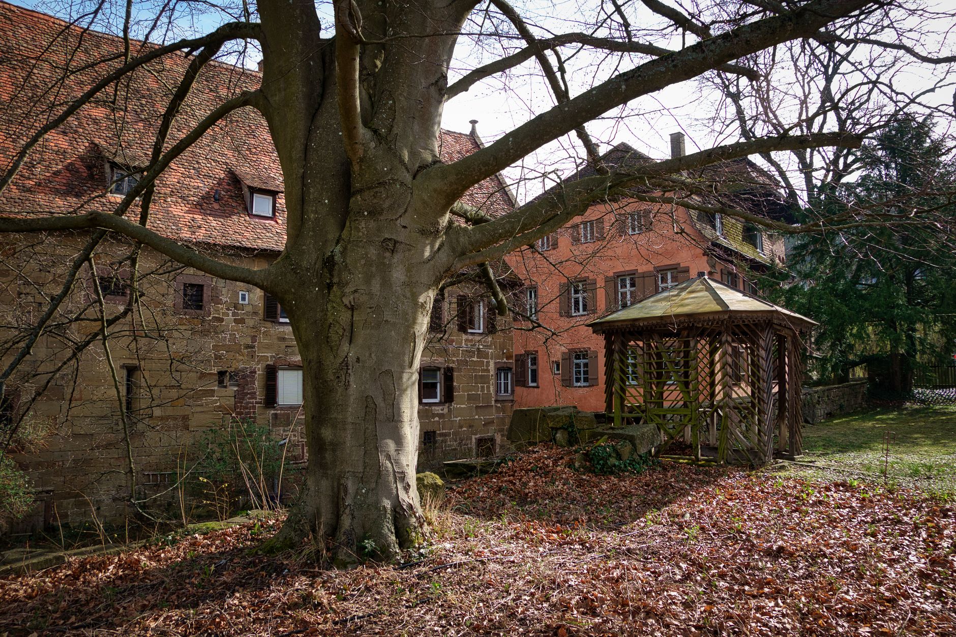 Ein Kloster oder eine alte Kirche