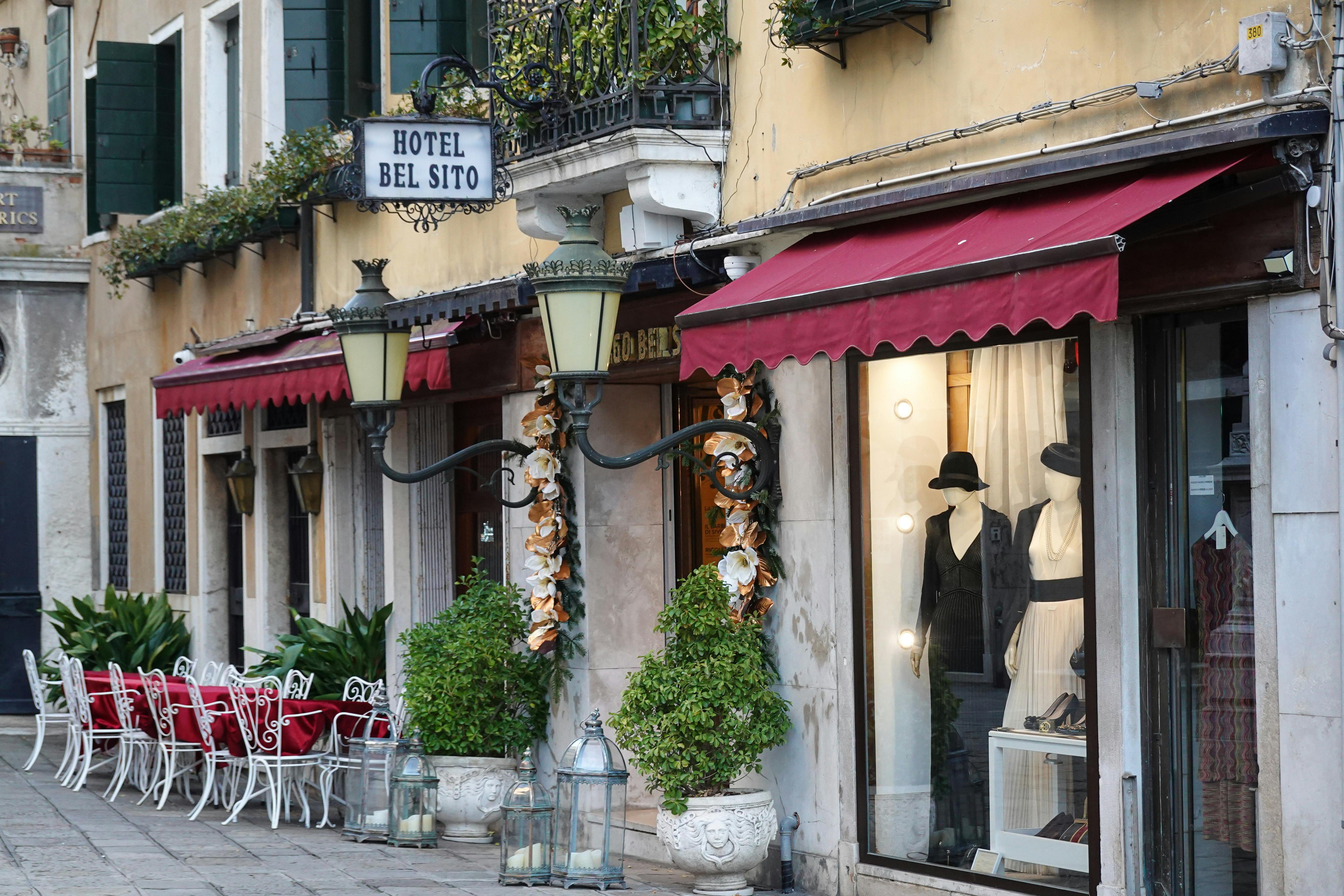 Rua pitoresca em Veneza, Itália, com arquitetura histórica para uma experiência romântica.