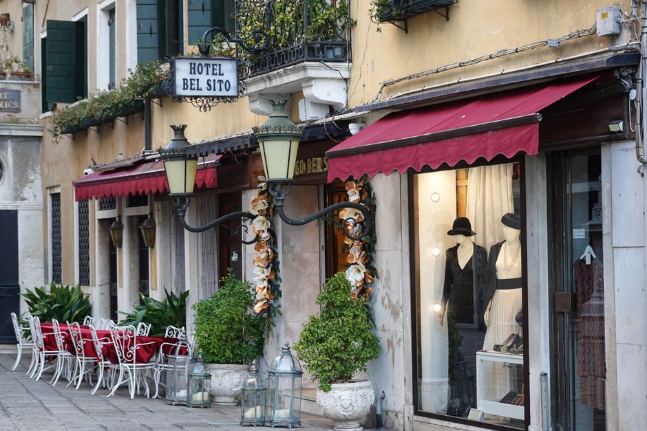 Rua pitoresca em Veneza, Itália, com arquitetura histórica para uma experiência romântica.