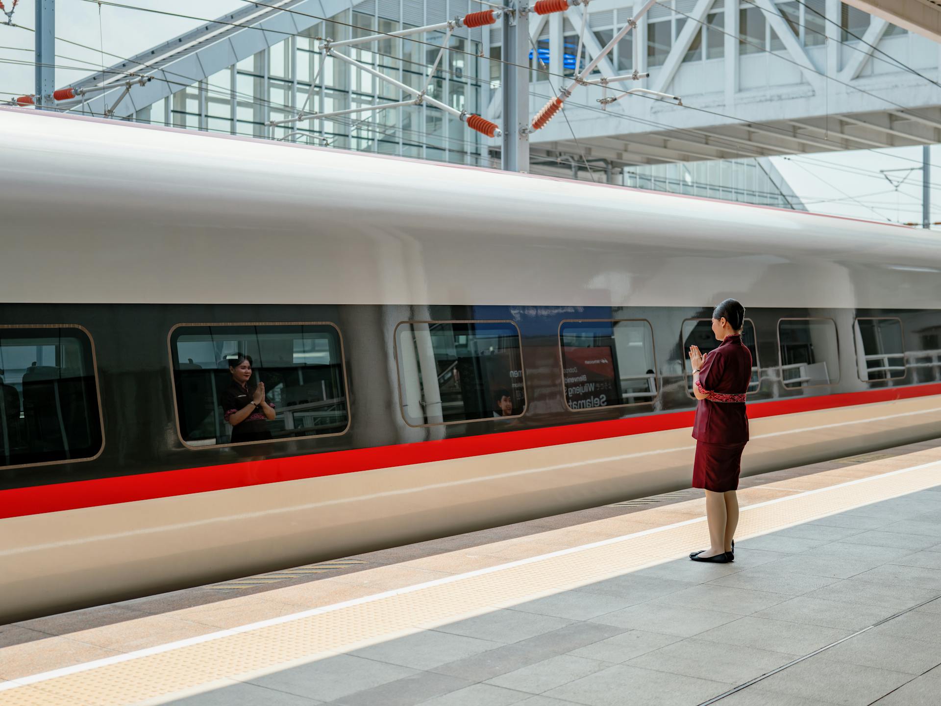 Free stock photo of arriving train, bullet train, conductor