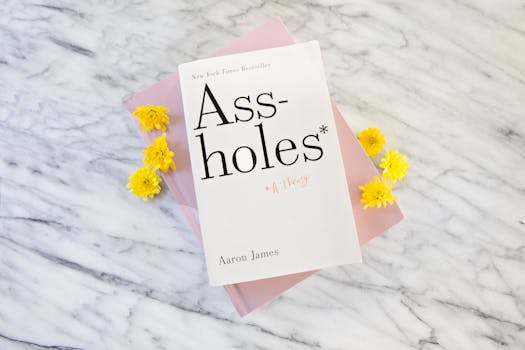 大理石桌子上，一本开着黄色花朵的书散发着明亮、艺术的气息