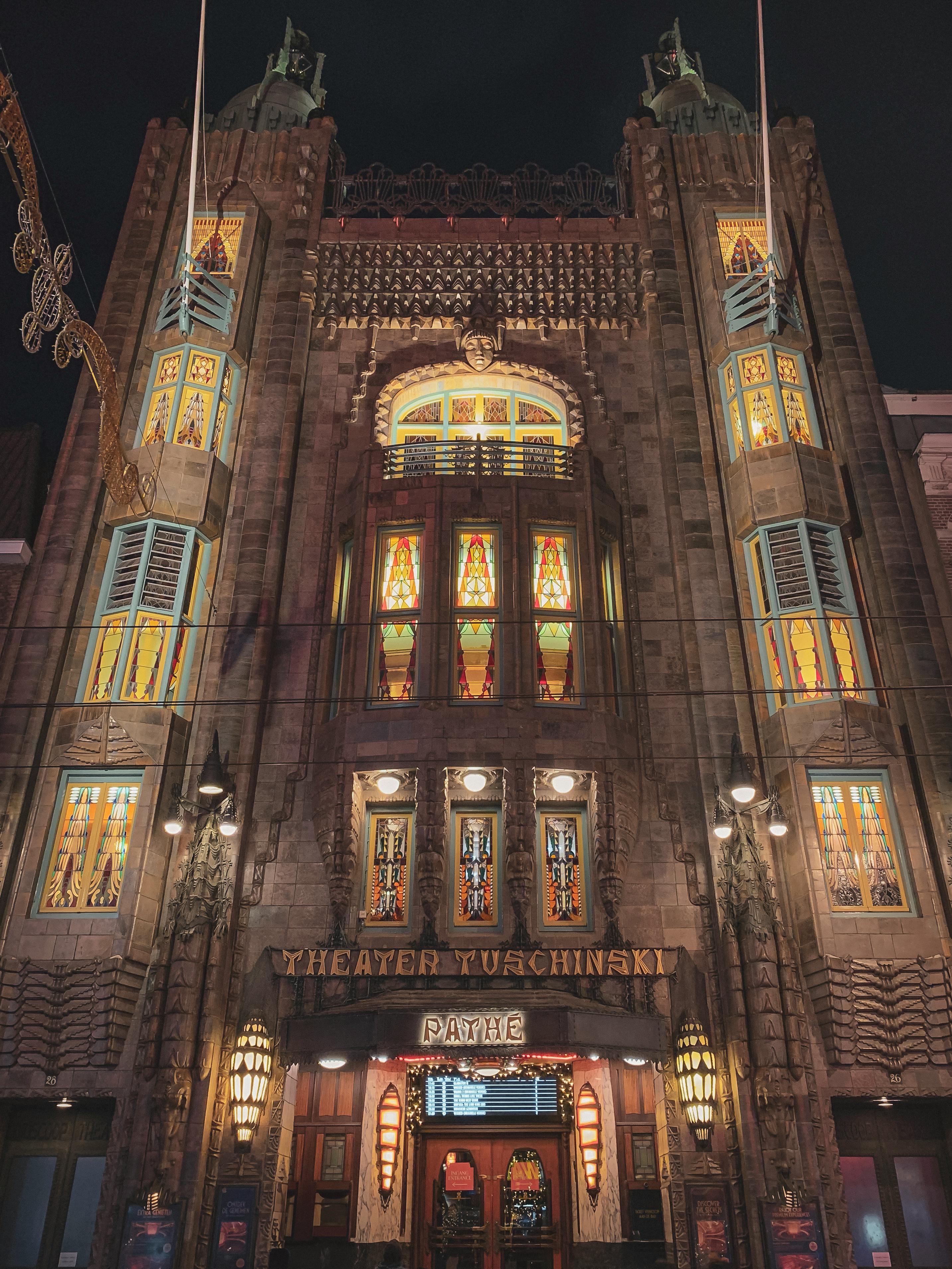 Ücretsiz Amsterdam'daki Tuschinski Tiyatrosu'nun gece aydınlatılmış art deco cephesi. Stok Fotoğraflar