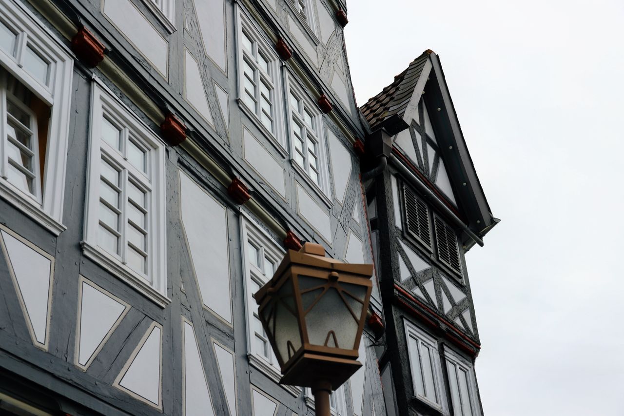 Fachwerk-Details mit alter Laterne