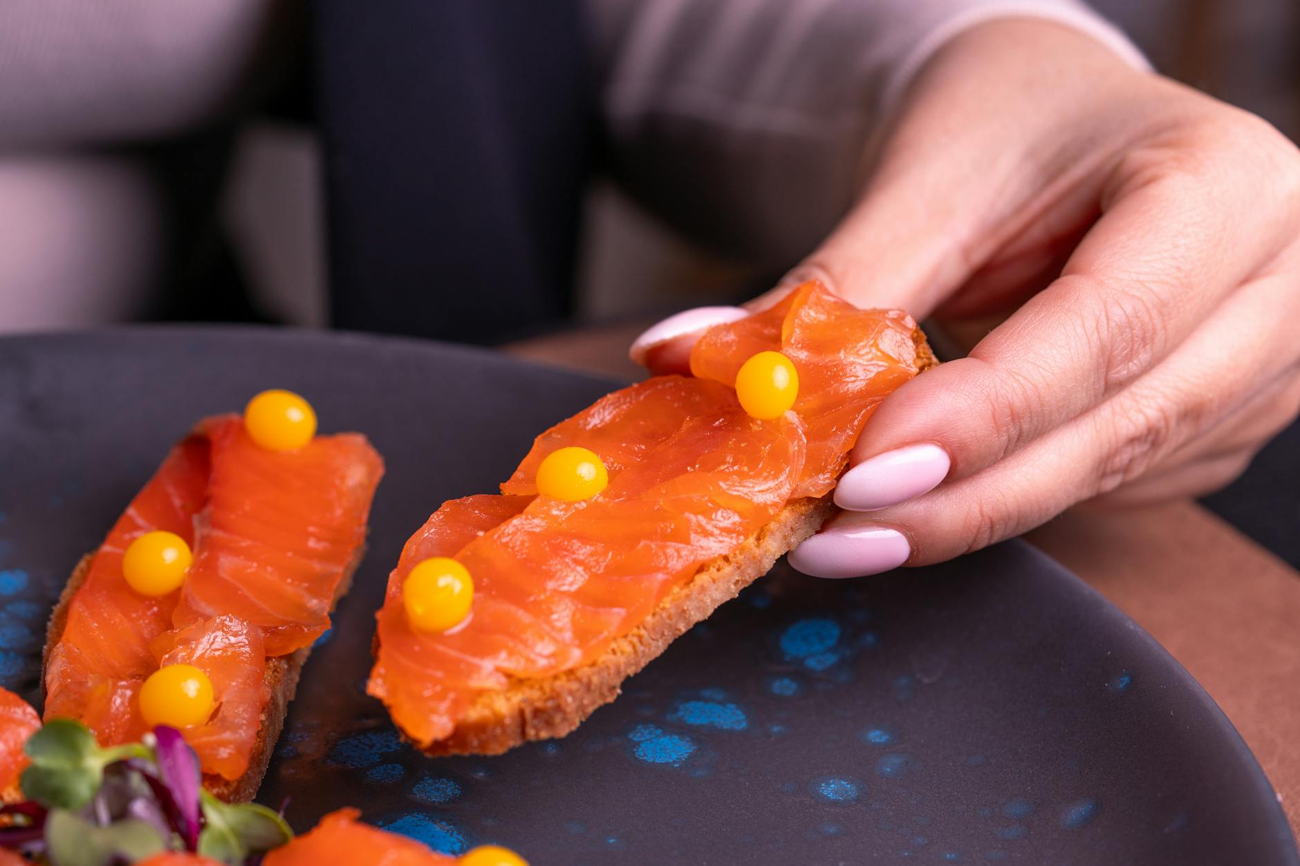 https://www.pexels.com/photo/delicious-smoked-salmon-canapes-on-a-plate-29930544/
